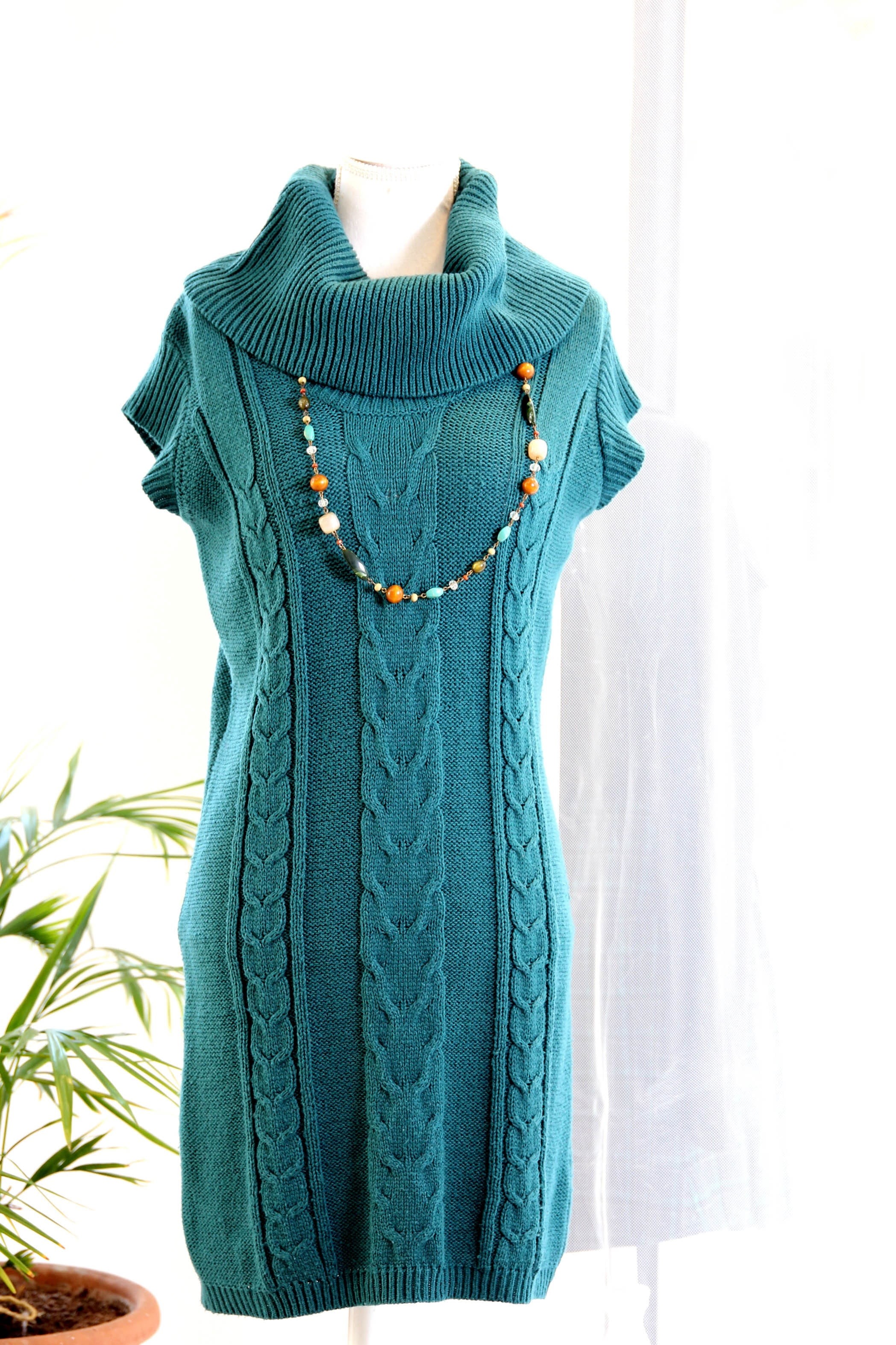 indoors, retail, female likeness, womenswear, turquoise, pretty, blouse, neck, summer, store, elegance, 2K, teal, hanging, fashion, department store, mannequin, Phone HD Wallpaper