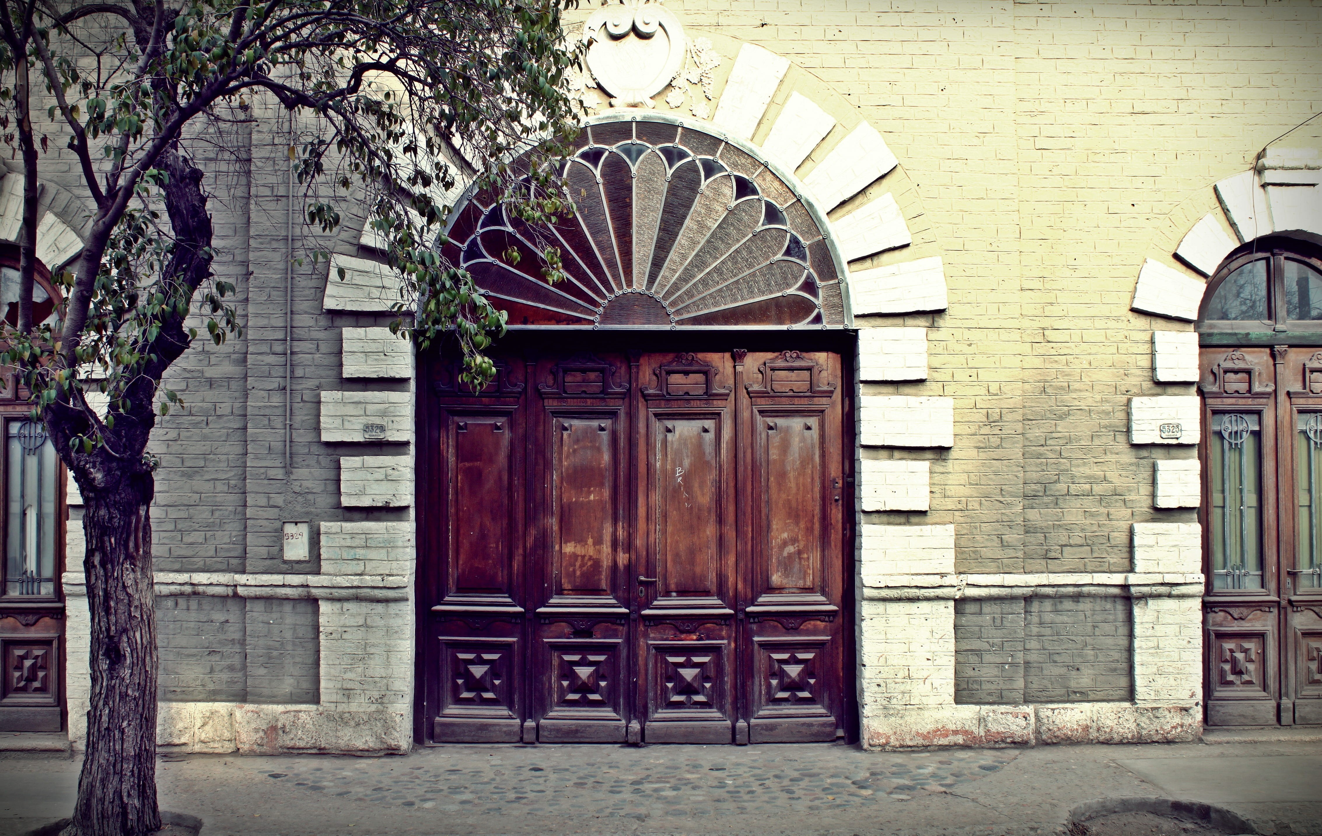 safety, Historical, architecture, residential district, old door, old-fashioned, brown, wood, security, circular, building Exterior, entrance, wall, day, HD Wallpaper