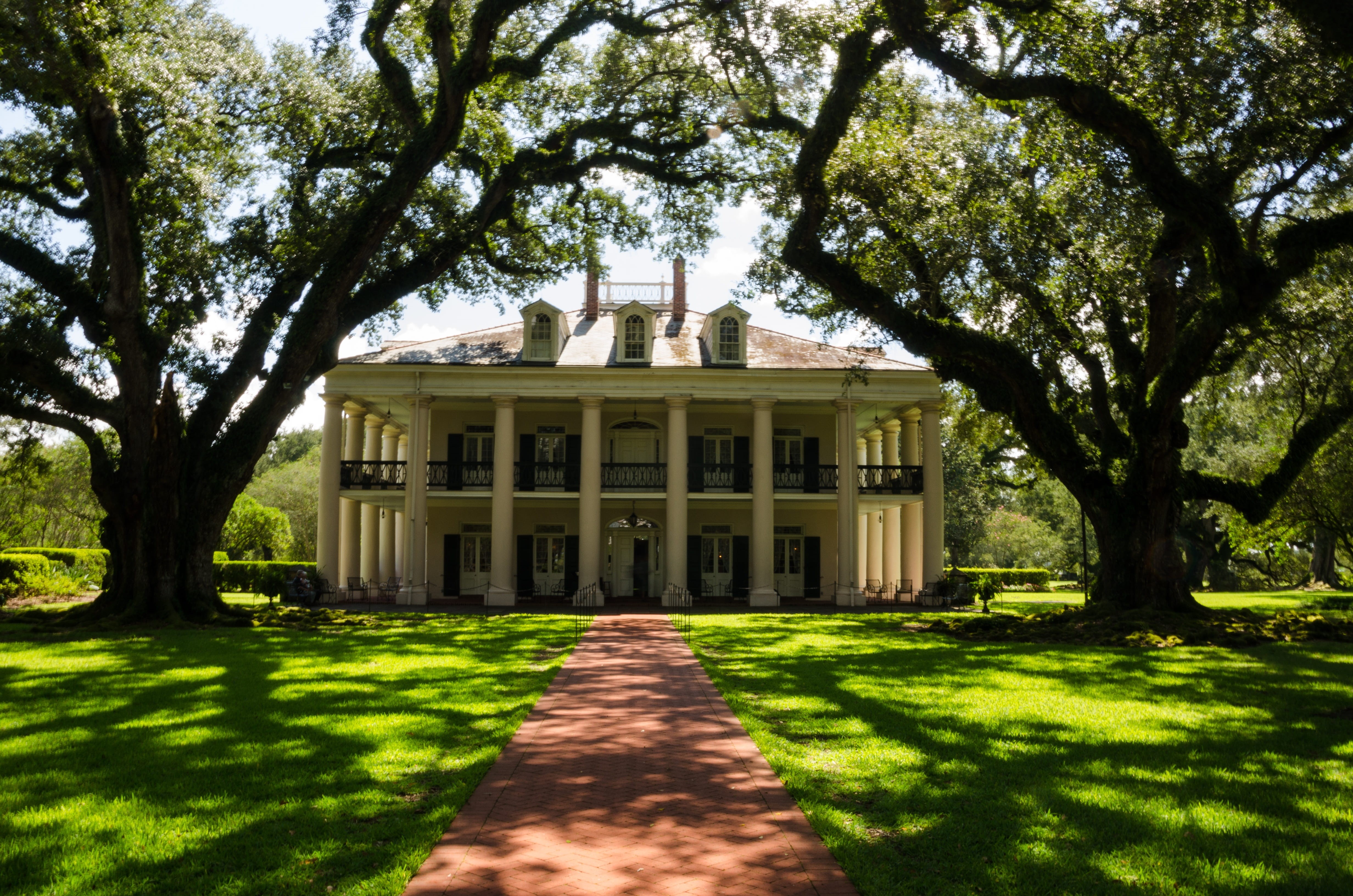louisiana, Oak Alley Plantation, sunlight, lawn, Usa, front or back yard, house, plantation, shadow, built structure, residential district, architectural column, HD Wallpaper
