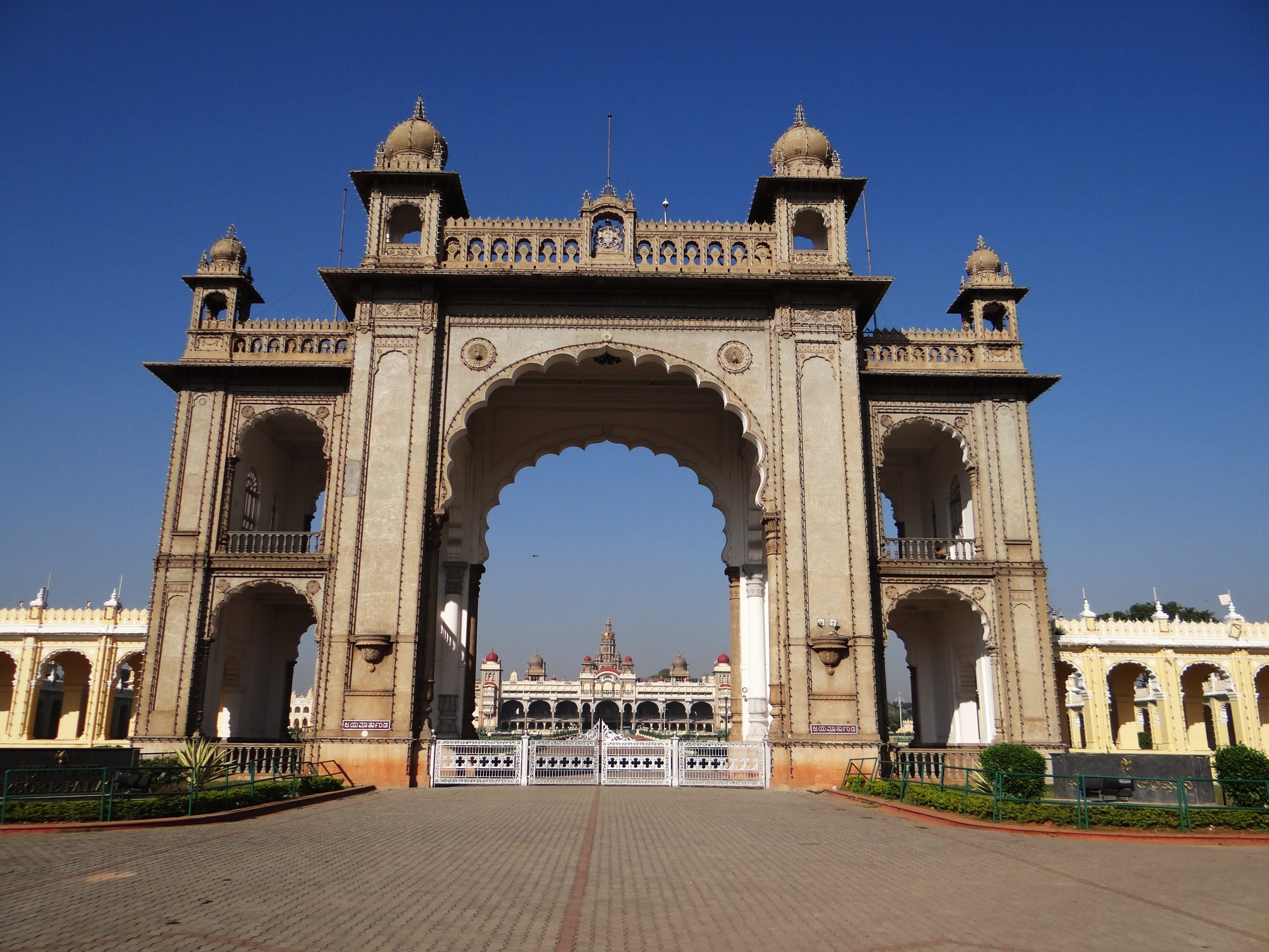 sky, building exterior, tourism, entrance, city gate, beige, triumphal arch, daytime, clear sky, architecture, mysuru, mysore palace, karnataka, 4K, day, HD Wallpaper