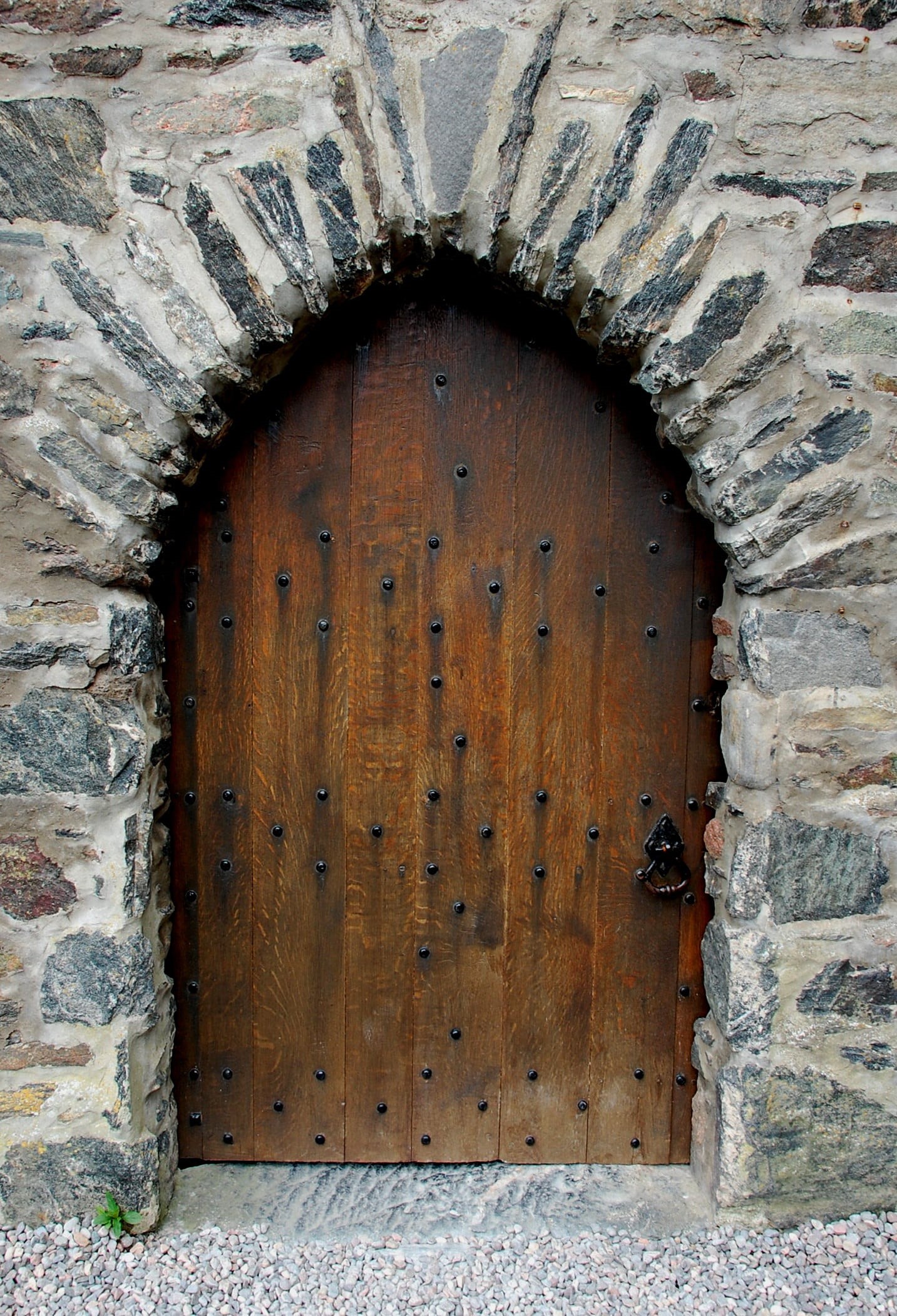door, closed, landmark, wall, built structure, 1080P, wood - material, castle, architecture, no people, building exterior, scotland, doorway, stone wall, Phone HD Wallpaper