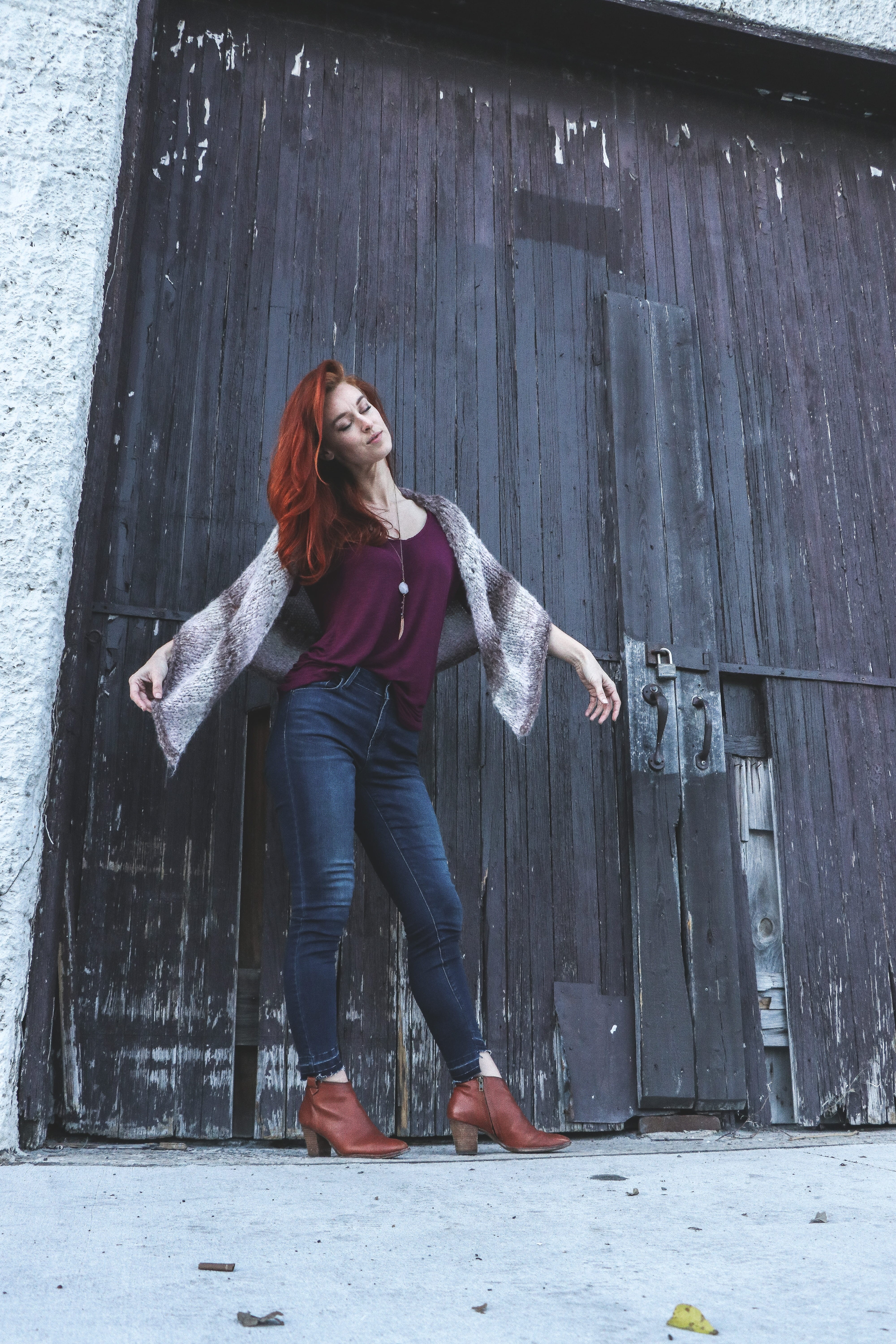 hairstyle, low angle shot, built structure, outfit, photoshoot, wear, fashion, building, day, brown, smiling, lifestyles, woman, blue jeans, outdoors, long hair, Phone HD Wallpaper