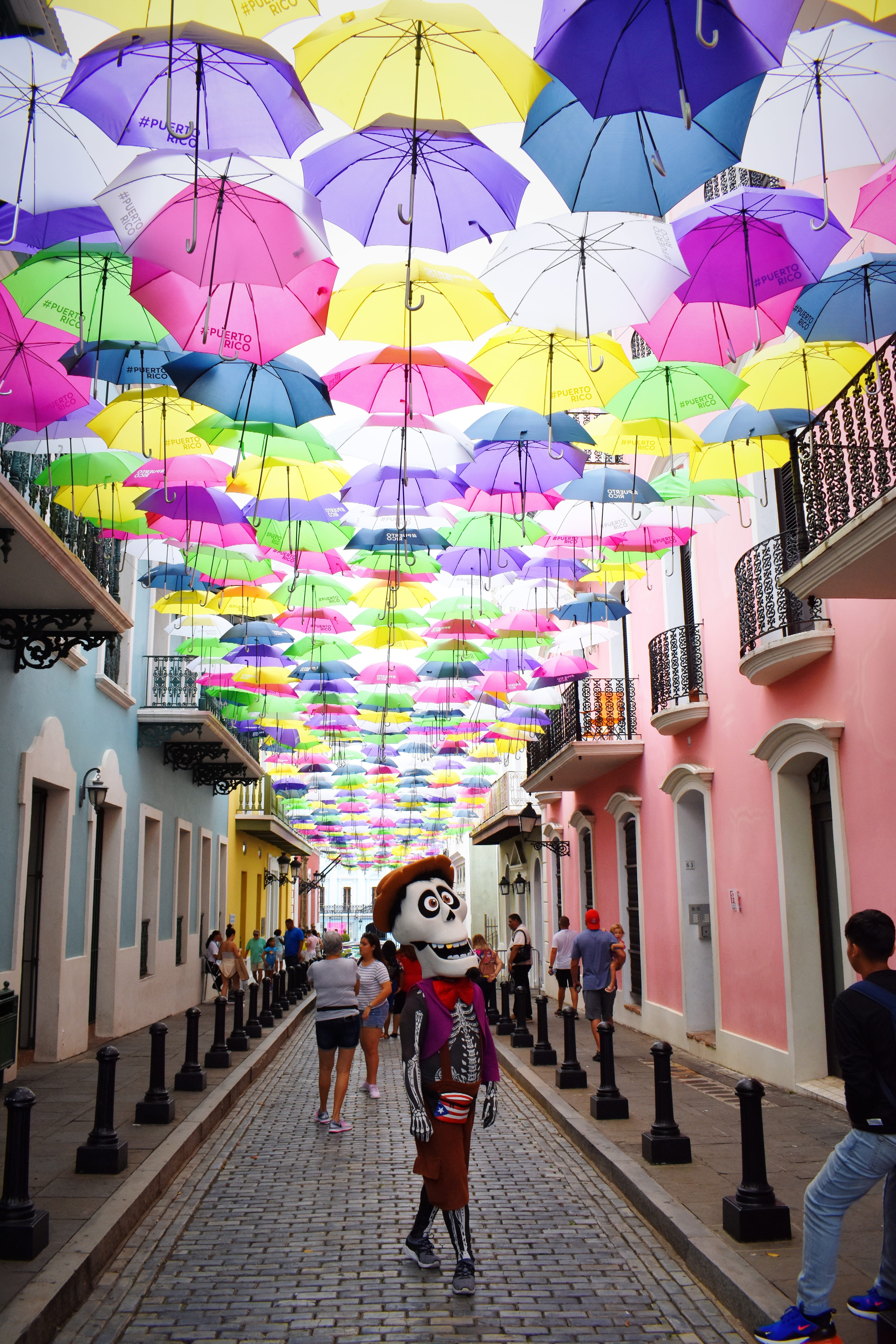 san juan, people, umbrella, building, city, building exterior, outdoors, day, women, built structure, old san juan, men, adult, real people, group of people, Phone HD Wallpaper
