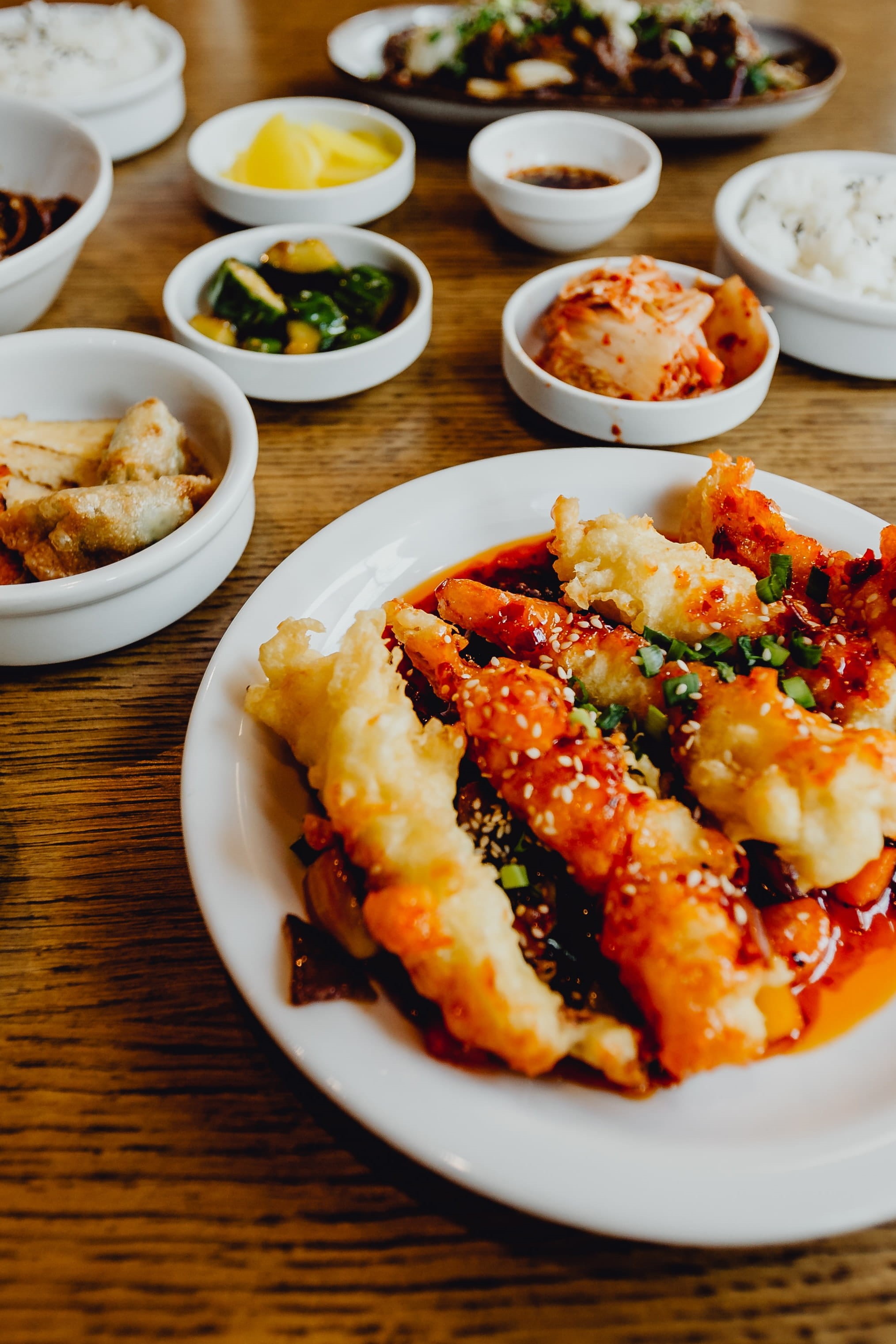 ready-to-eat, still life, freshness, plate, Ssaeu kkanpunggi, crockery, warsaw, temptation, lunch, meal, koreatown, 2K, wood - material, restuarant, table, Phone HD Wallpaper