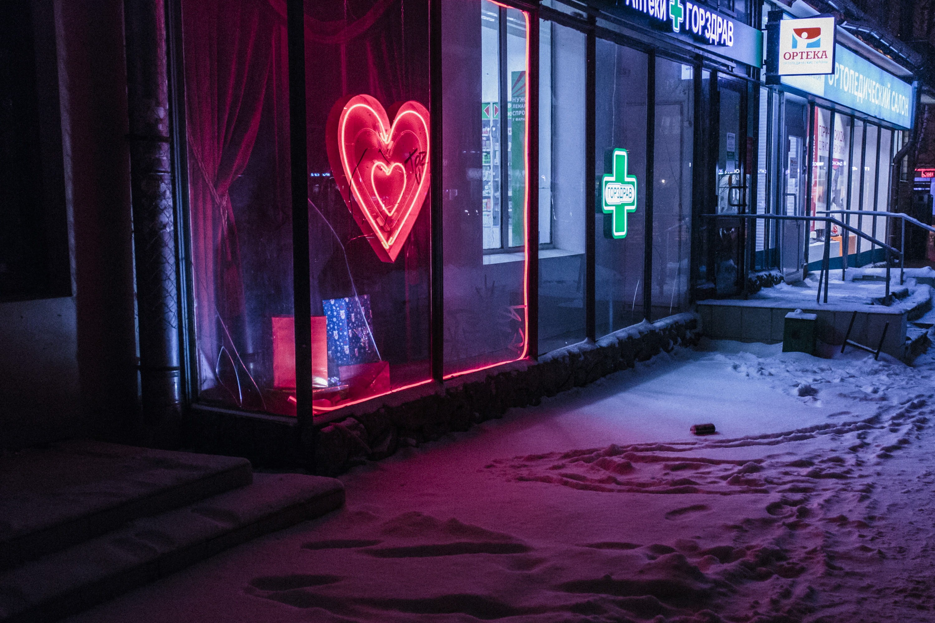 heart, window, representation, communication, graffiti, cold temperature, building exterior, building, signages, no people, built structure, architecture, HD Wallpaper