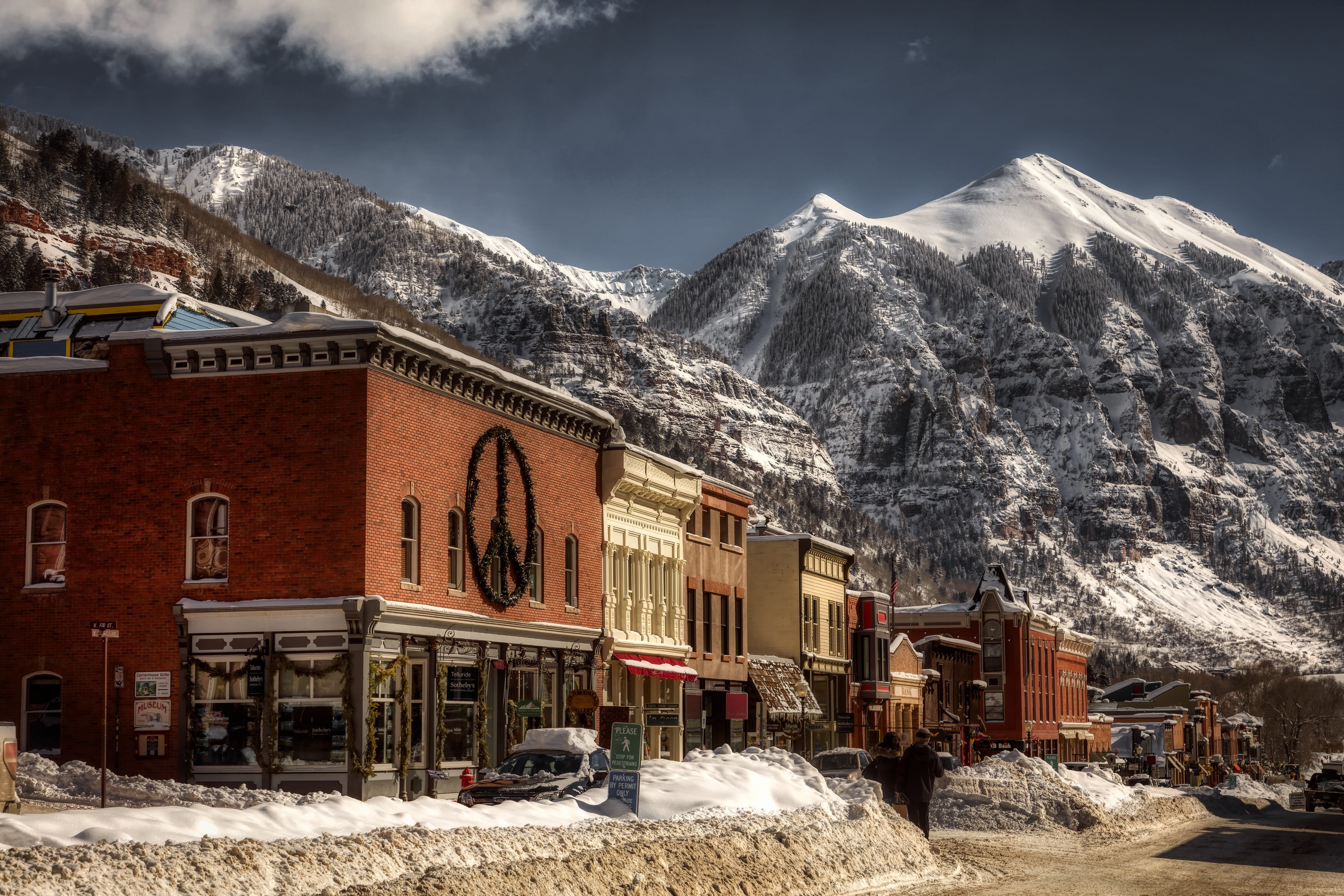 snowcapped mountain, sky, winter, building, cloud - sky, buildings, peace sign, beauty in nature, cityscape, shops, building exterior, mountains, colorado, HD Wallpaper