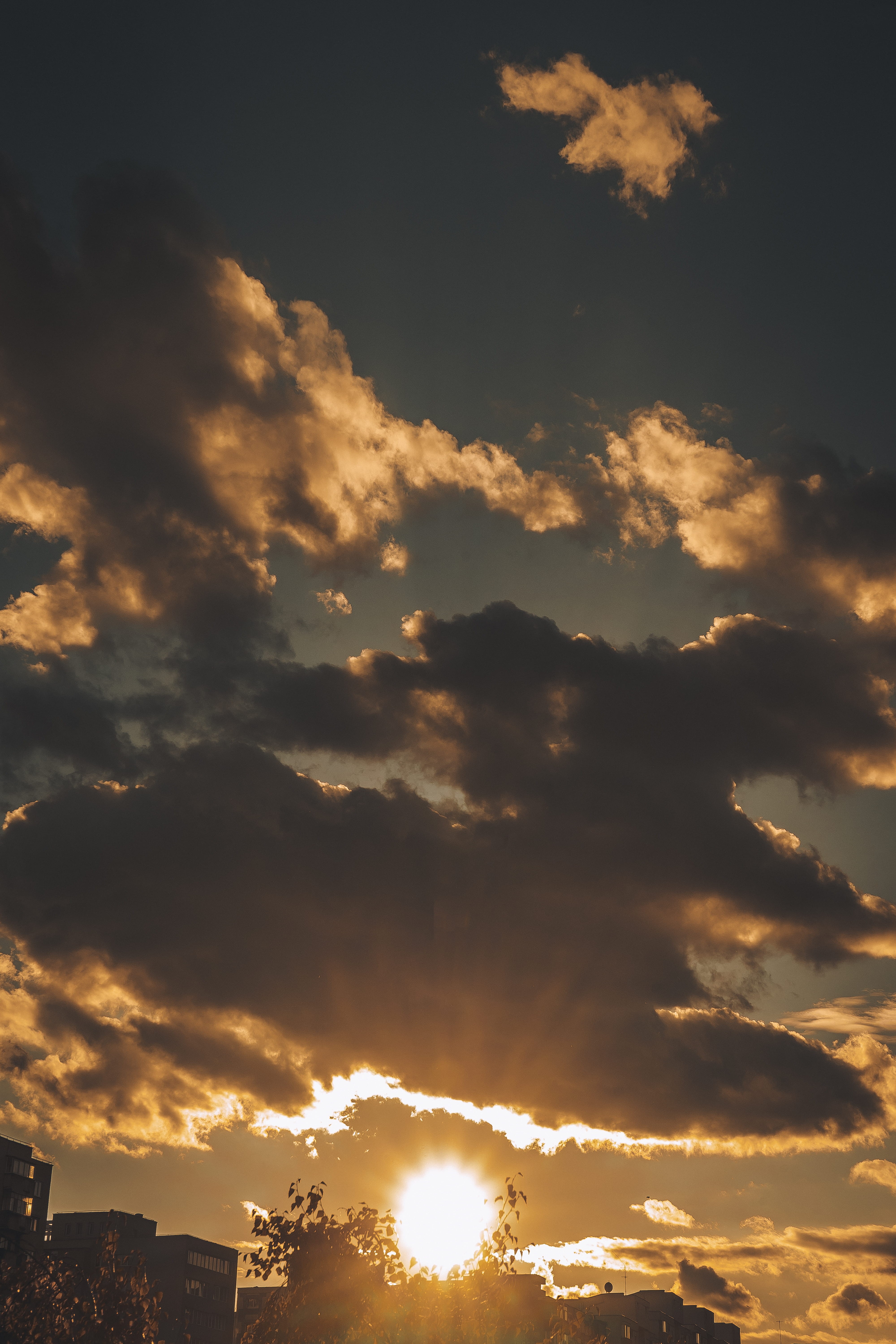 tranquil scene, 5K, no people, beauty in nature, landscape, low angle view, nature, cloud - sky, sun, clouds, streaming, sunset, orange color, city, bright, Phone HD Wallpaper