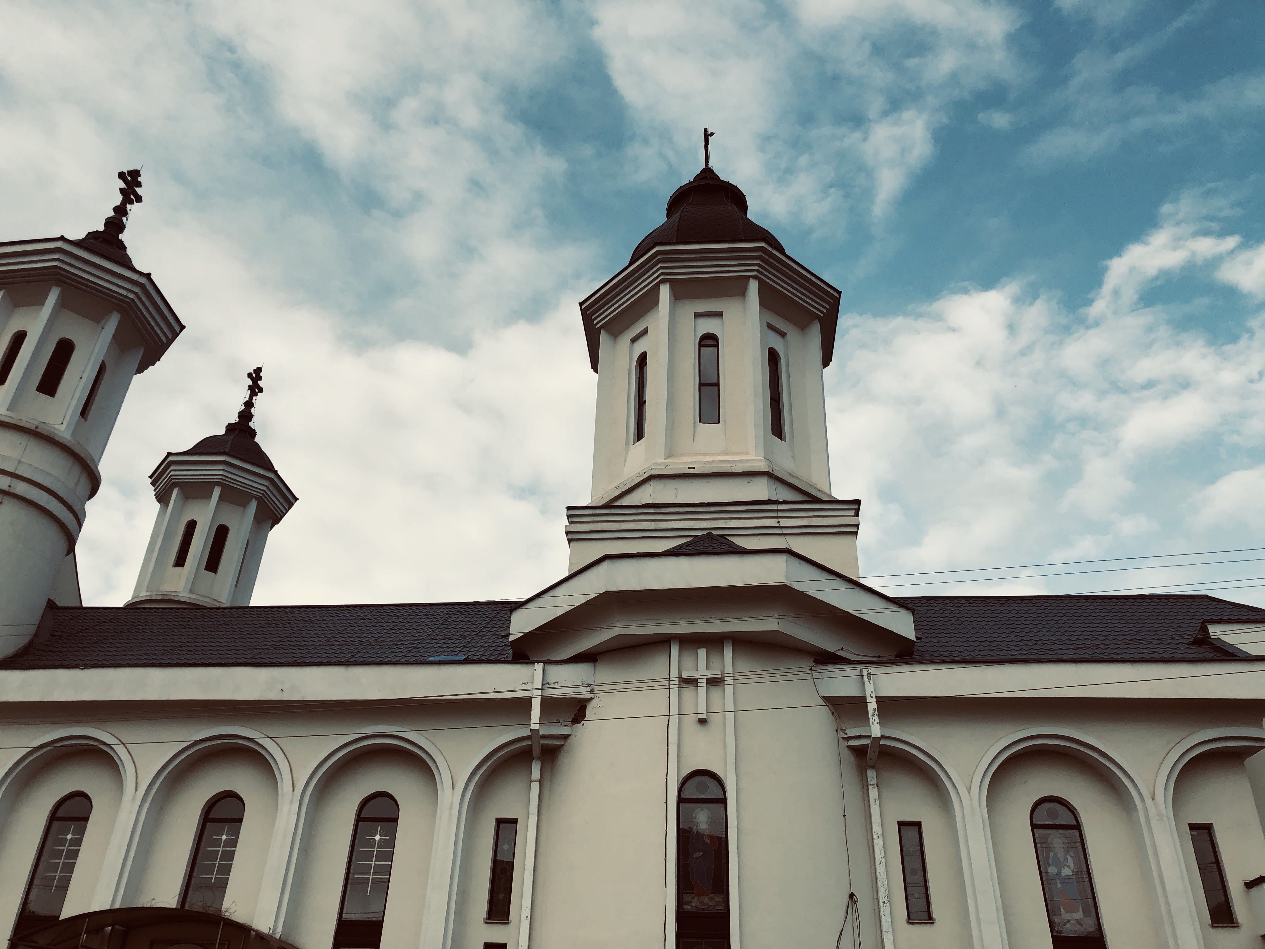 day, building exterior, campus, belief, bell tower, church, architectural column, 4K, architecture, nature, cluj napoca, outdoors, arched, spire, built structure, HD Wallpaper