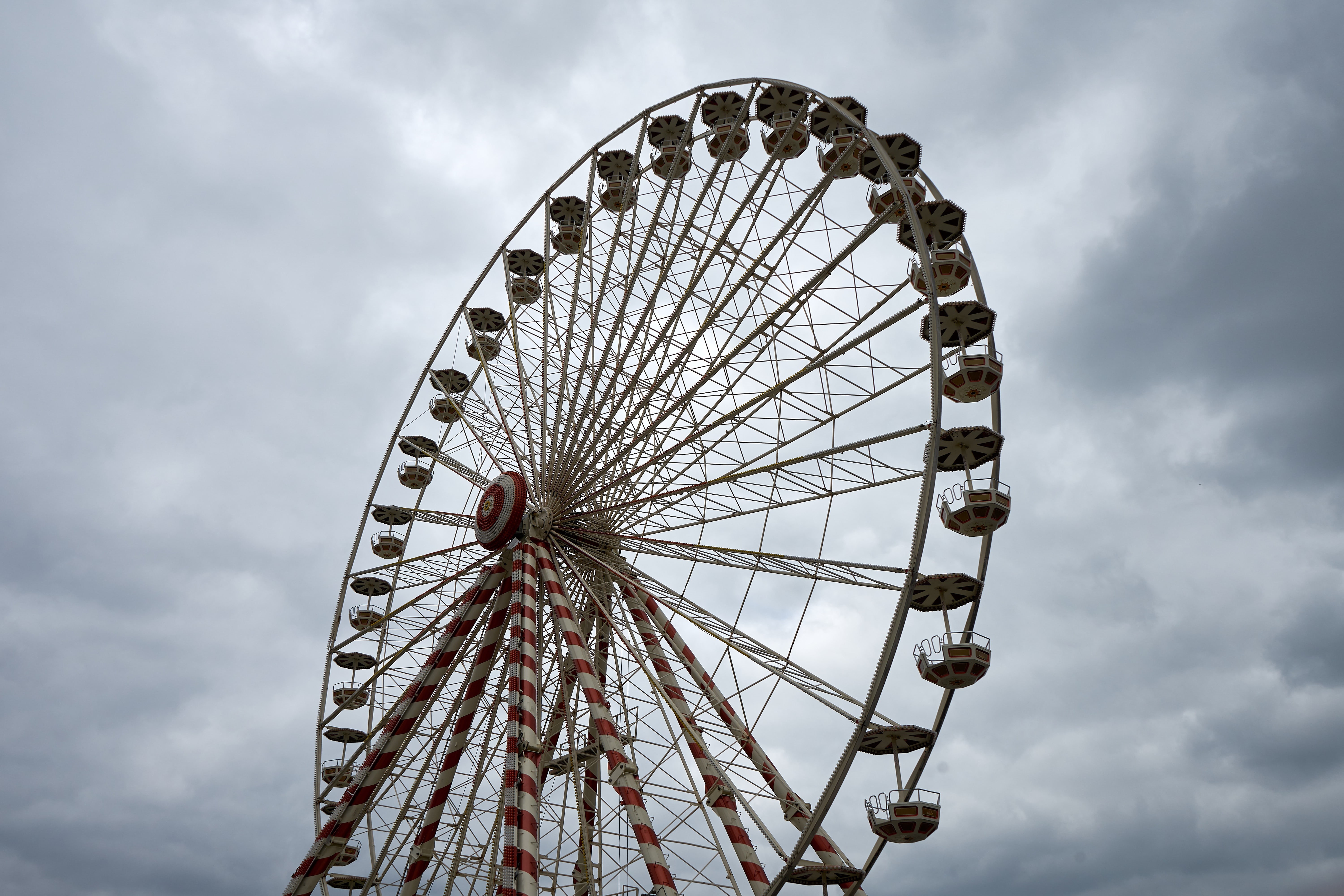 leisure activity, turned, manege, ferris wheel, architecture, no people, cloud - sky, gray, fairground, built structure, enjoy, geometric shape, circle, HD Wallpaper