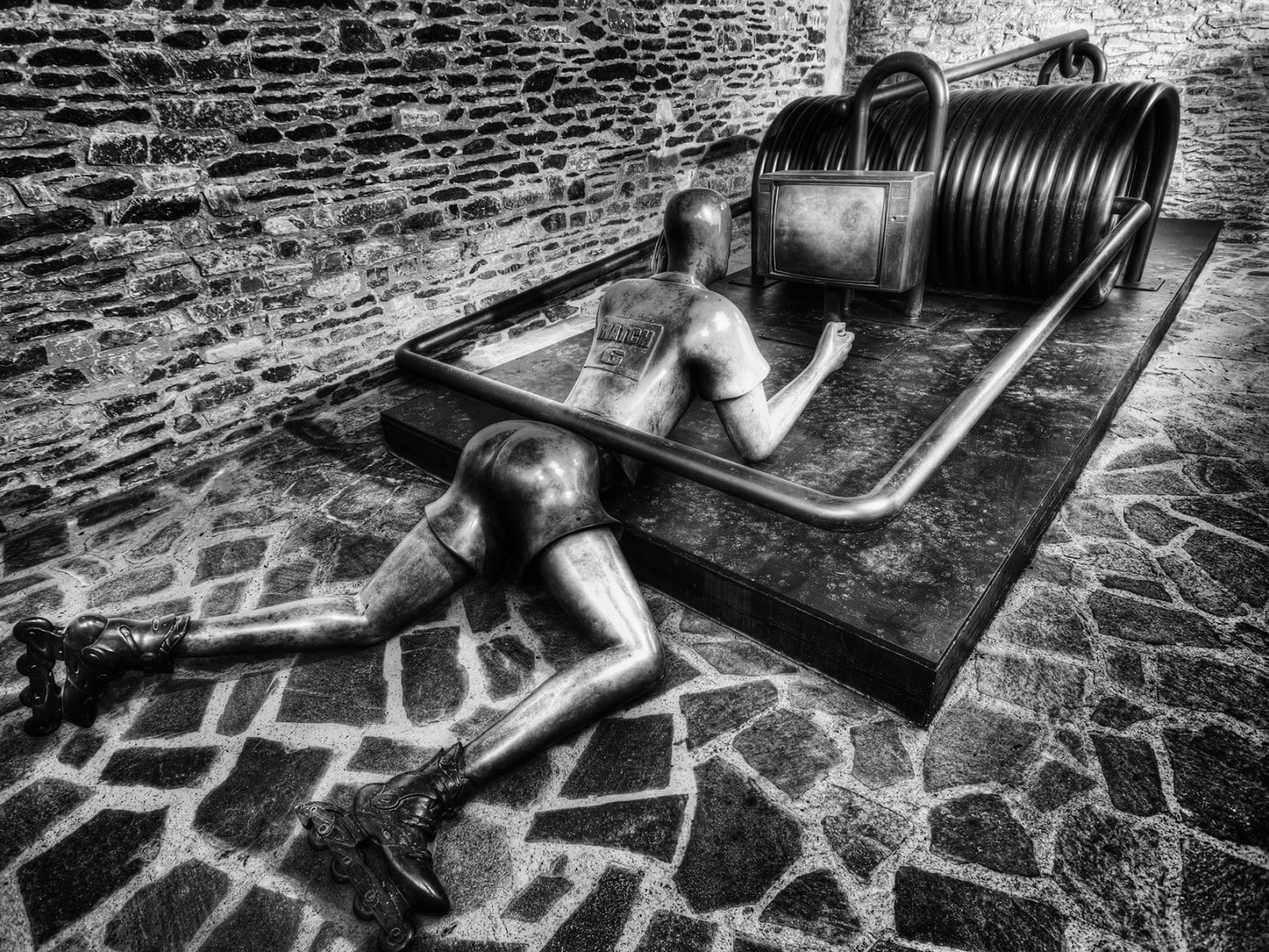television sets, playground, men, high angle view, room, sports, architecture, sculpture, art and craft, day, stones, animal representation, TV, no people, HD Wallpaper