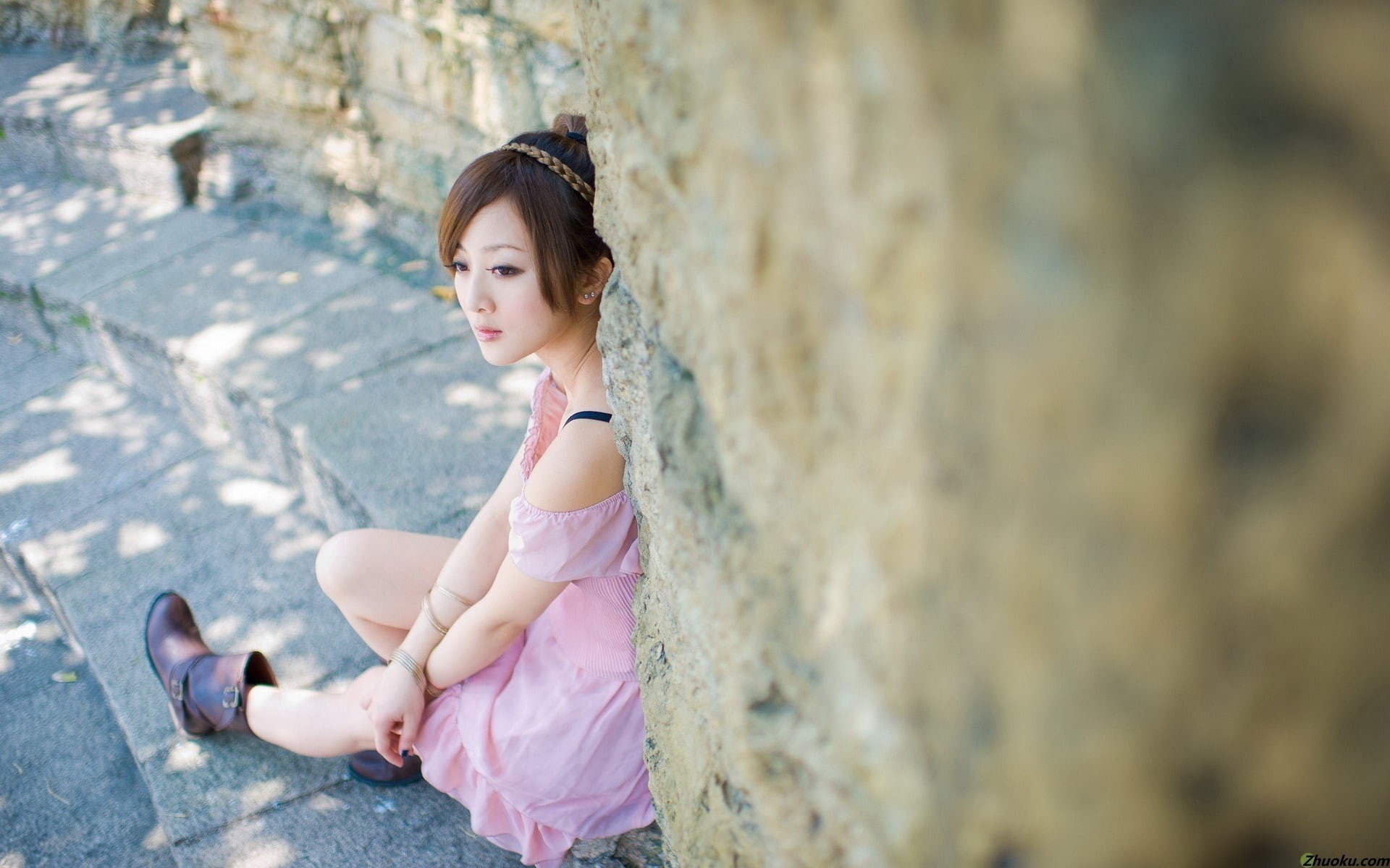 side view, roaming, innocence, dress, young adult, mikao, focus on foreground, mm, day, lifestyles, 1080P, hairstyle, real people, sitting, HD Wallpaper