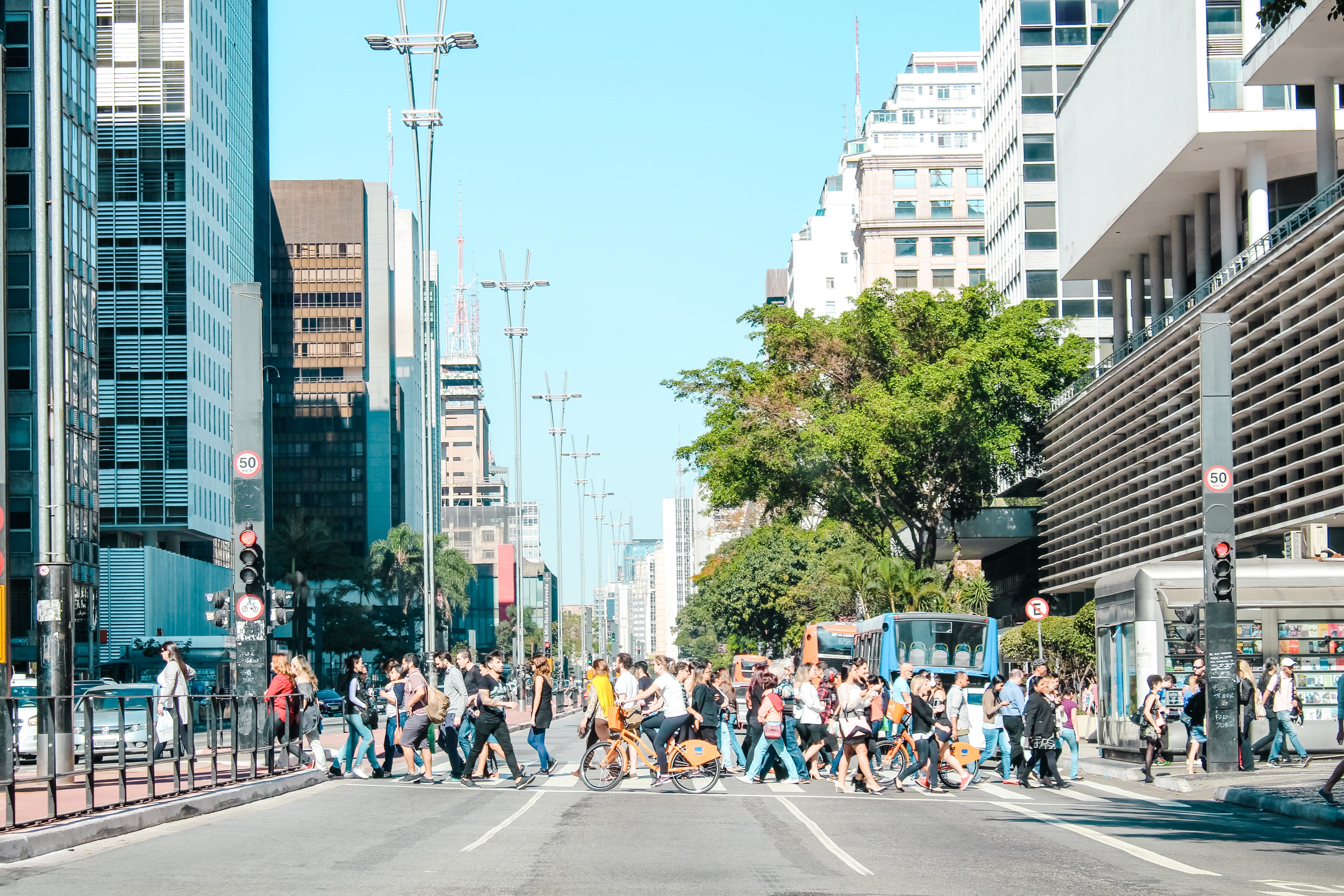 crossing, office building exterior, architecture, people, street, sp, crowd, pedestre, mode of transportation, pessoas, semaforo, built structure, avenida, HD Wallpaper