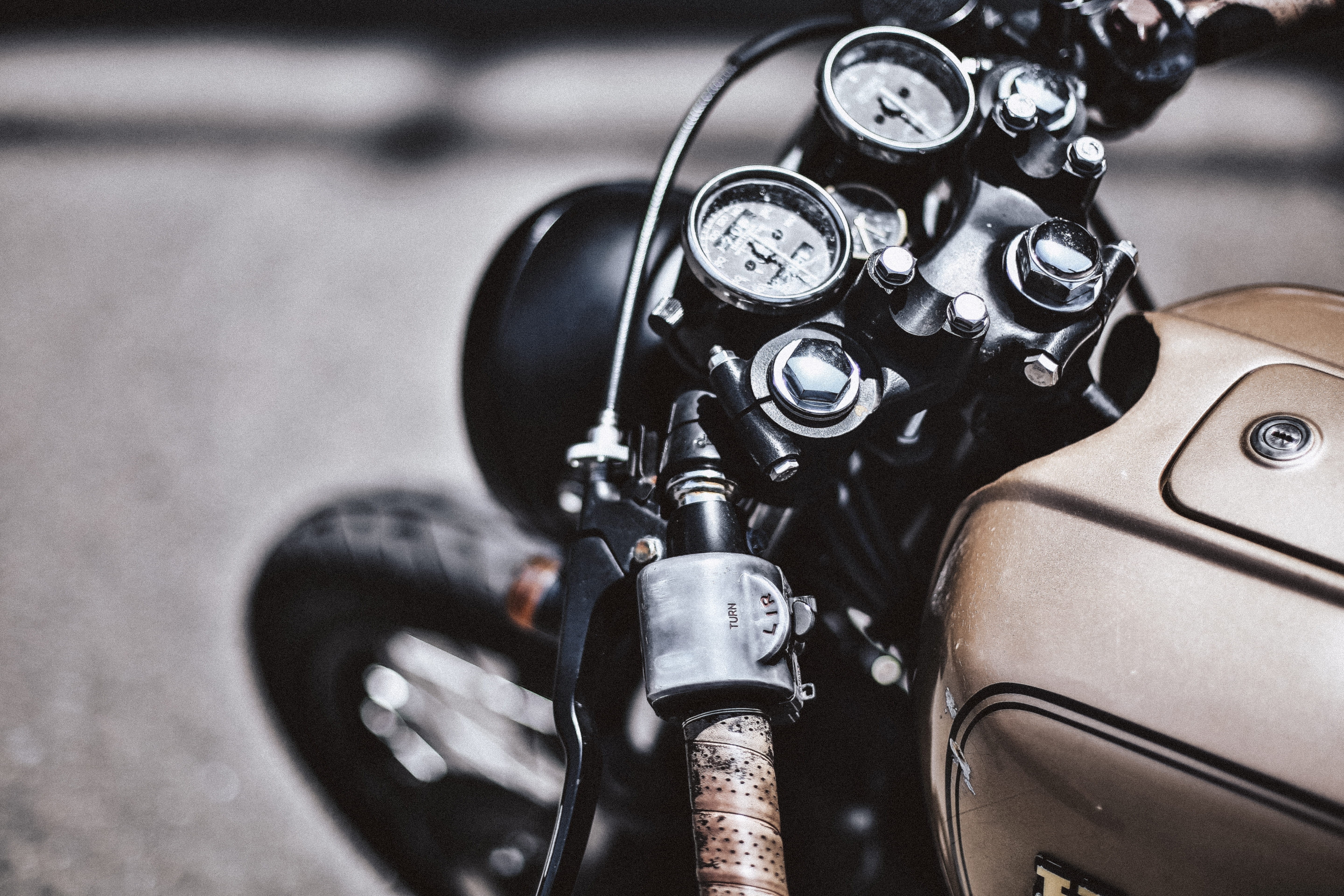 5K, outdoors, focus on foreground, cockpit, machinery, gauge, vinatge bike, ride, vehicle part, untitled, mode of transportation, speed, rider, speedo, HD Wallpaper