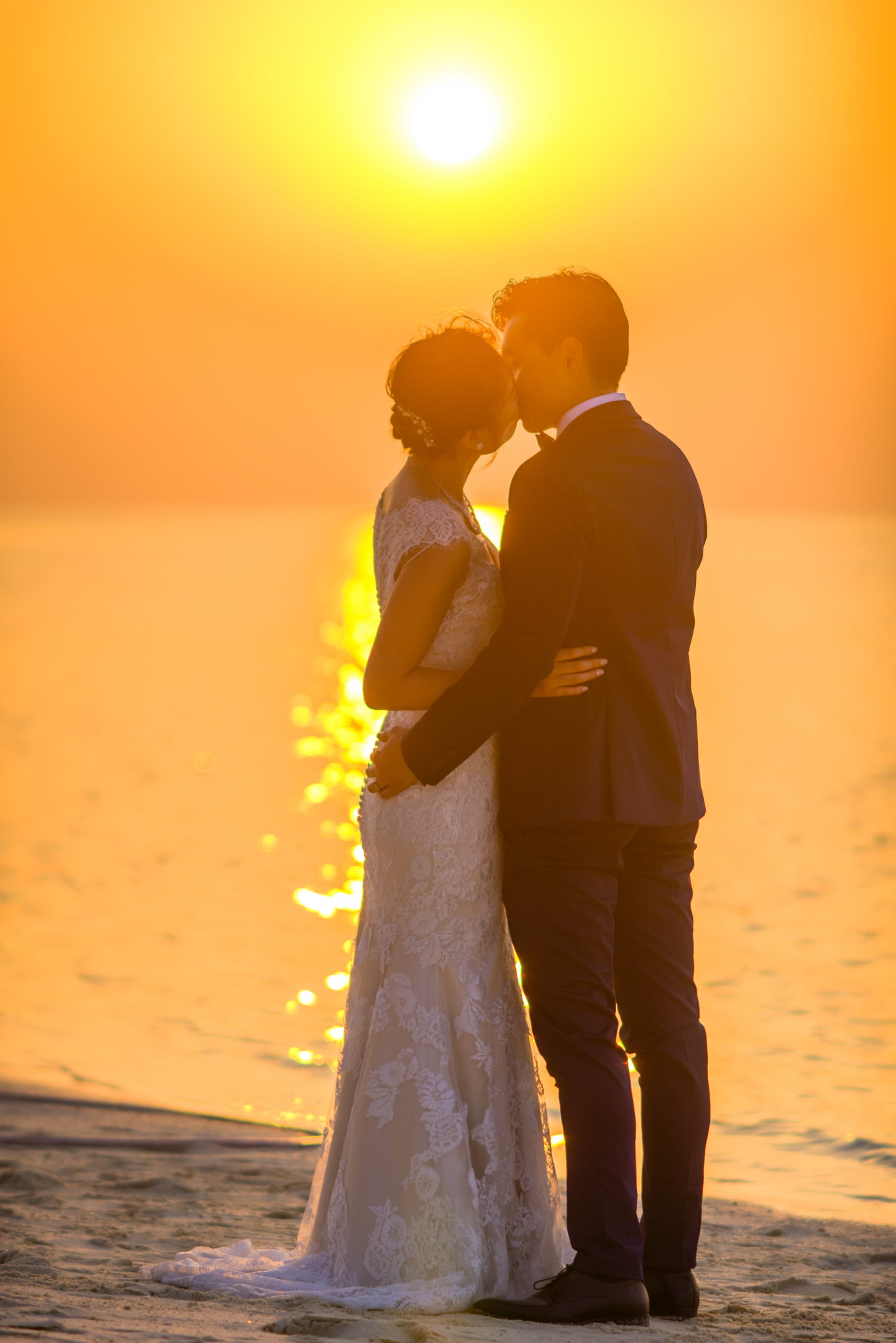 bonding, nature, sunrise, woman, Bride and Groom, kissing, ocean, couple, togetherness, couple - relationship, Asad, water, maldives, romantic, beach, evening, Phone HD Wallpaper