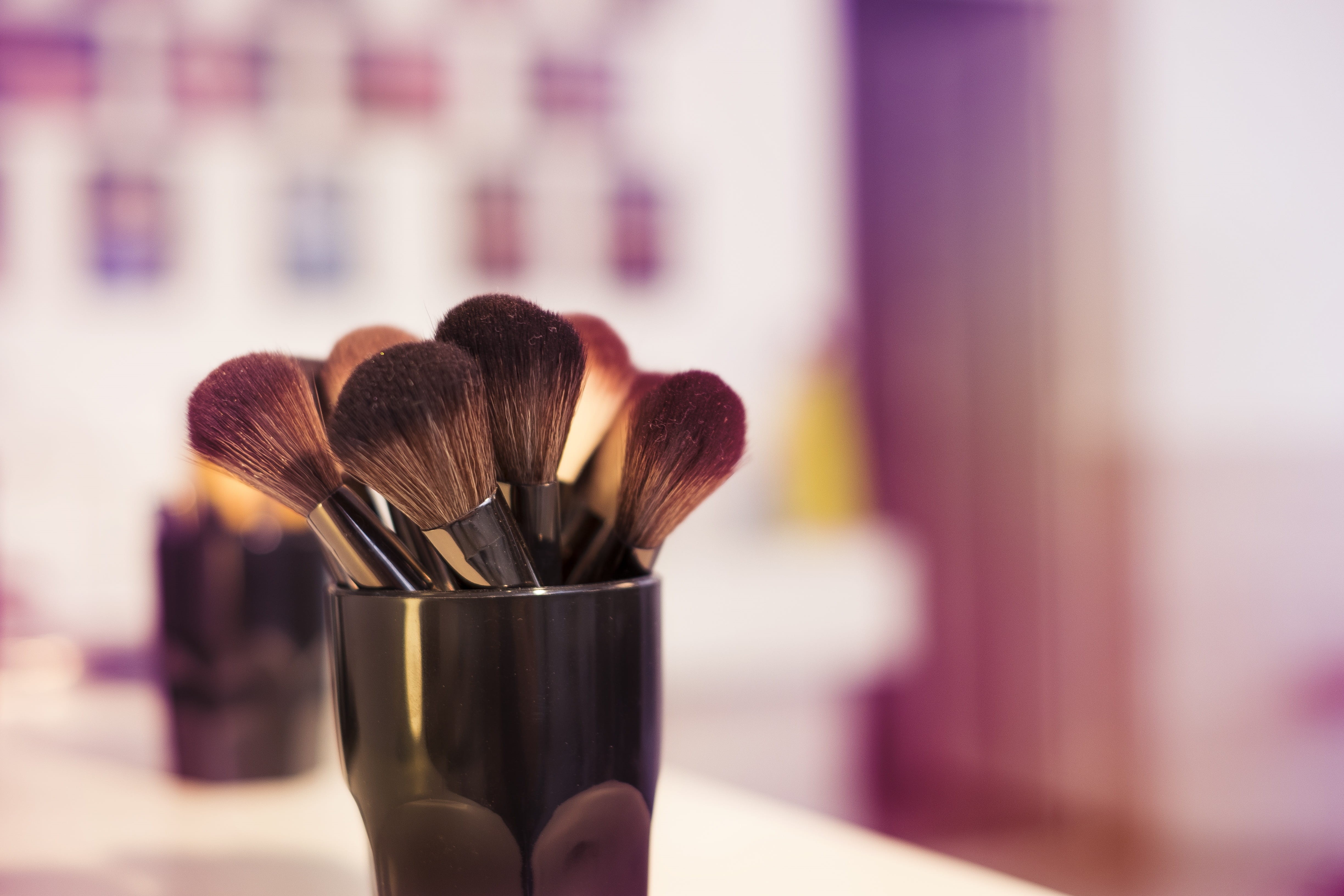 body care and beauty, selective focus, brushes, paintbrush, 4K, makeup, glamour, beauty, top, lifestyles, preparation, focus on foreground, make-up, body part, HD Wallpaper