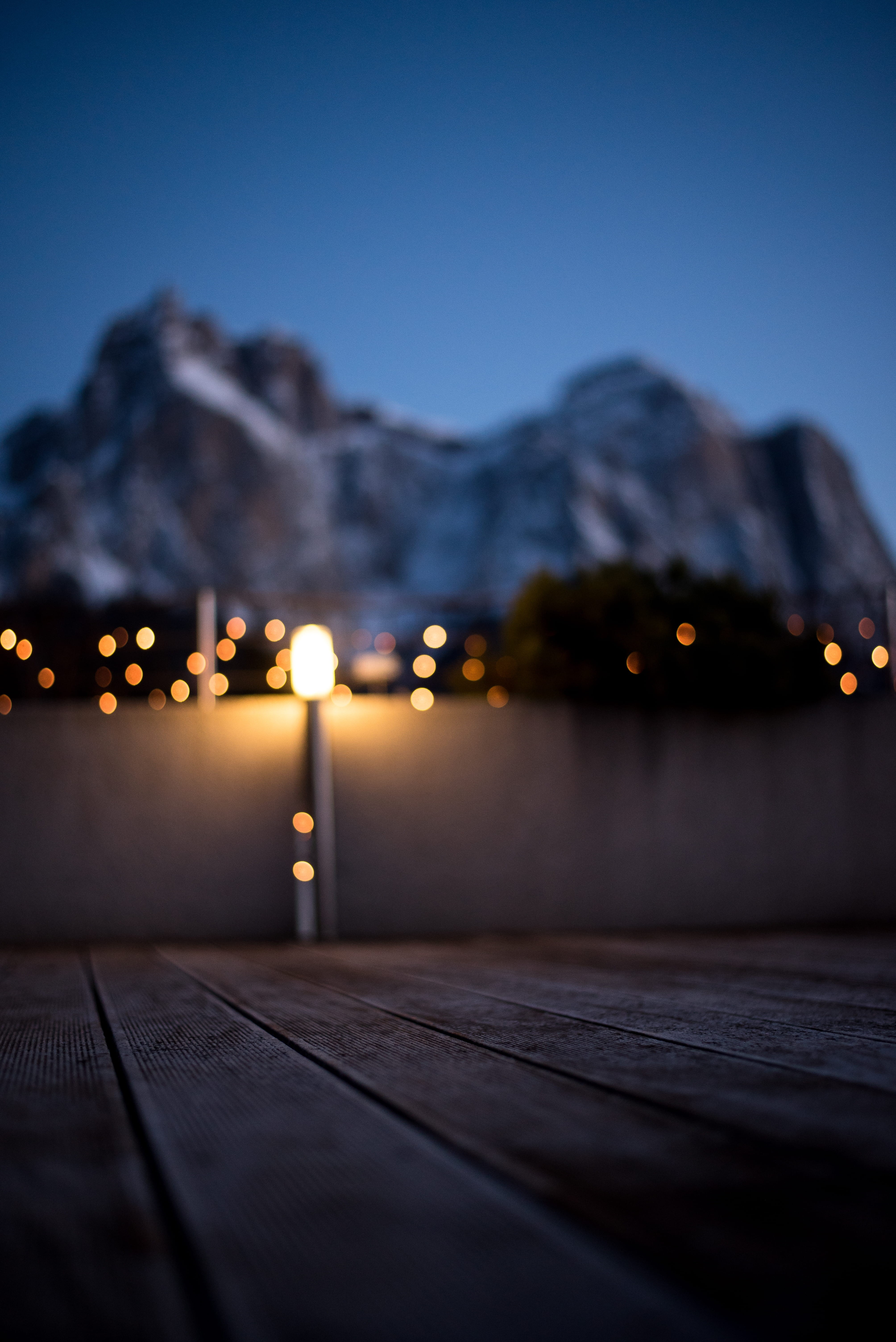 water, bokeh, yellow, evening, mountain, built structure, outdoors, holz, unschärfe, street light, 5K, photo, dark, shallow, wooden, building exterior, Phone HD Wallpaper