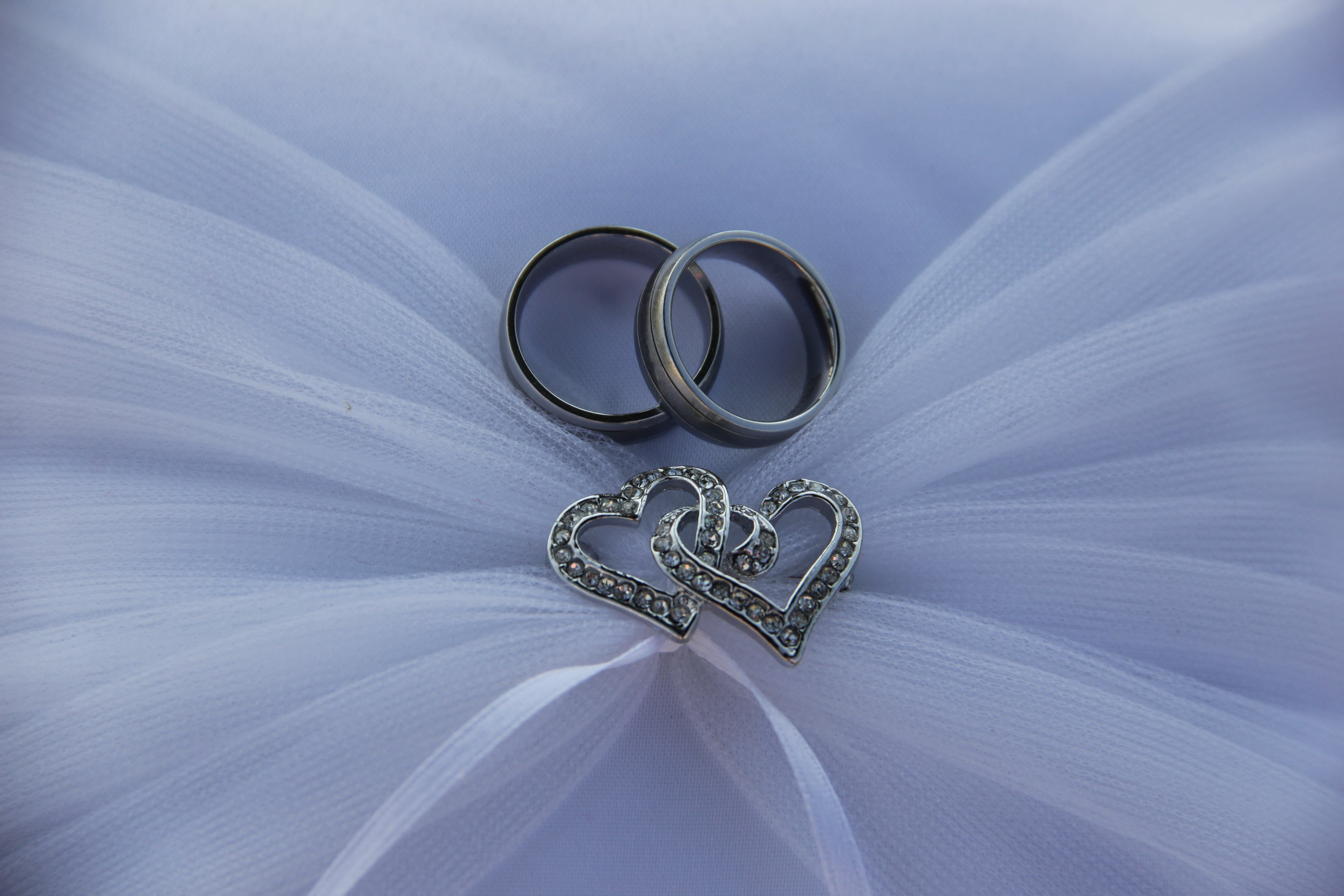 luxury, no people, elegance, life events, marry, finger jewelry, shiny, silk, silver colored, marriage, fashion, positive emotion, 5K, jewellery, ring, HD Wallpaper