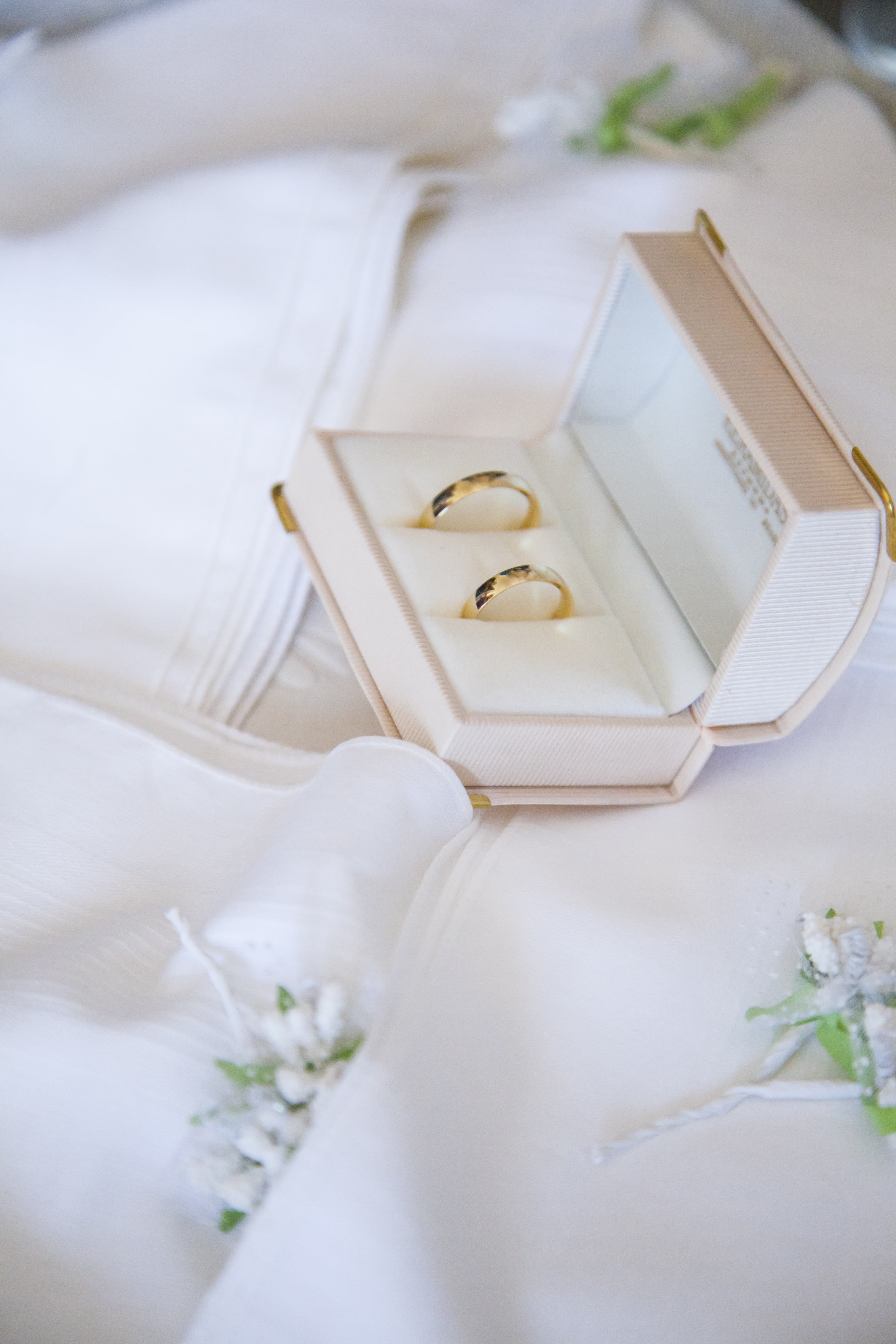 wedding ring, love, ring, selective focus, indoors, wedding rings, plant, event, luxury, vera, whites, colored, married, fingers, decoration, rings, no people, Phone HD Wallpaper
