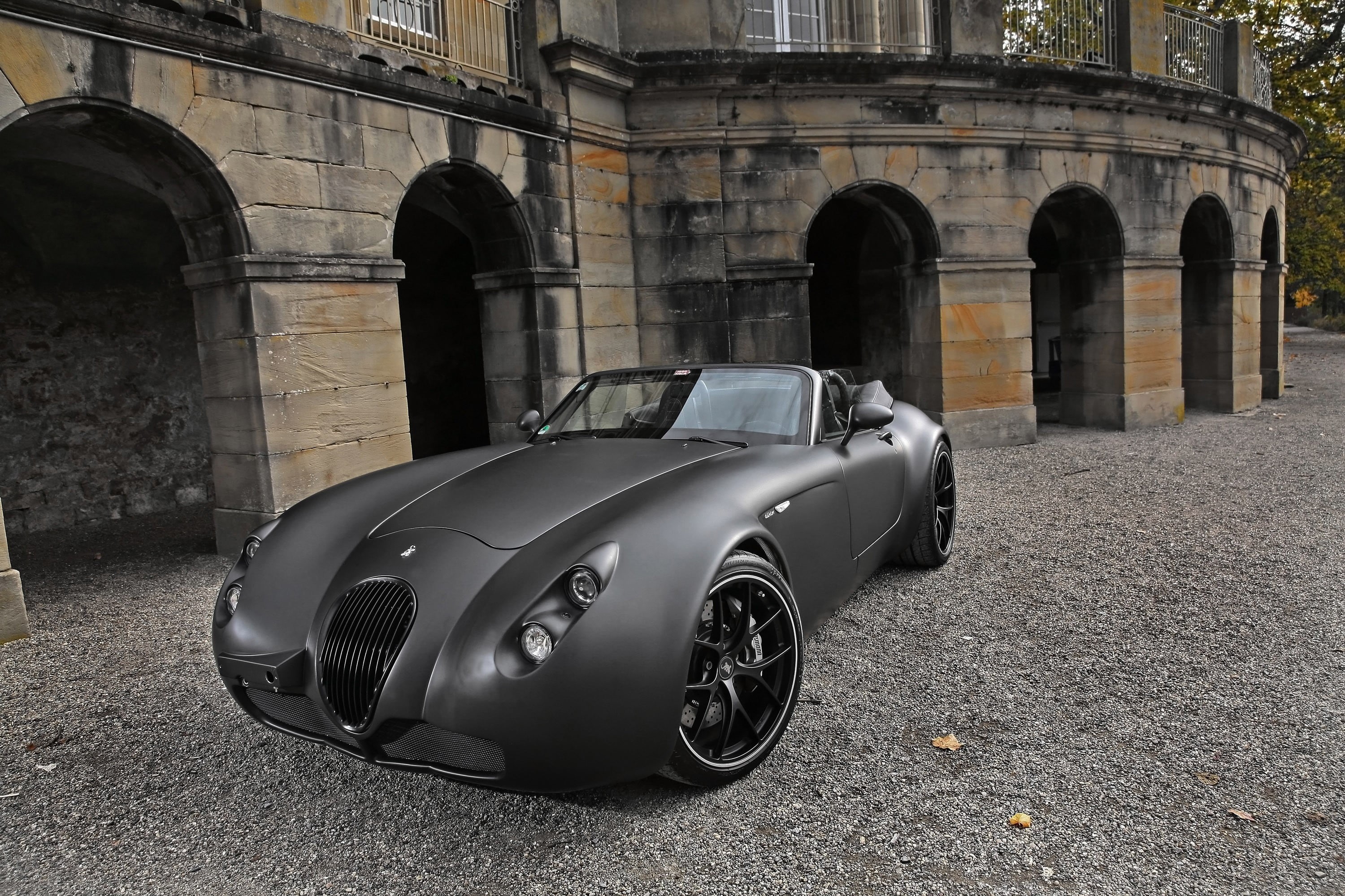 sports, car, motor vehicle, no people, building exterior, matte paint, 2K, gray, outdoors, vintage car, day, built structure, retro styled, arch, abandoned, HD Wallpaper