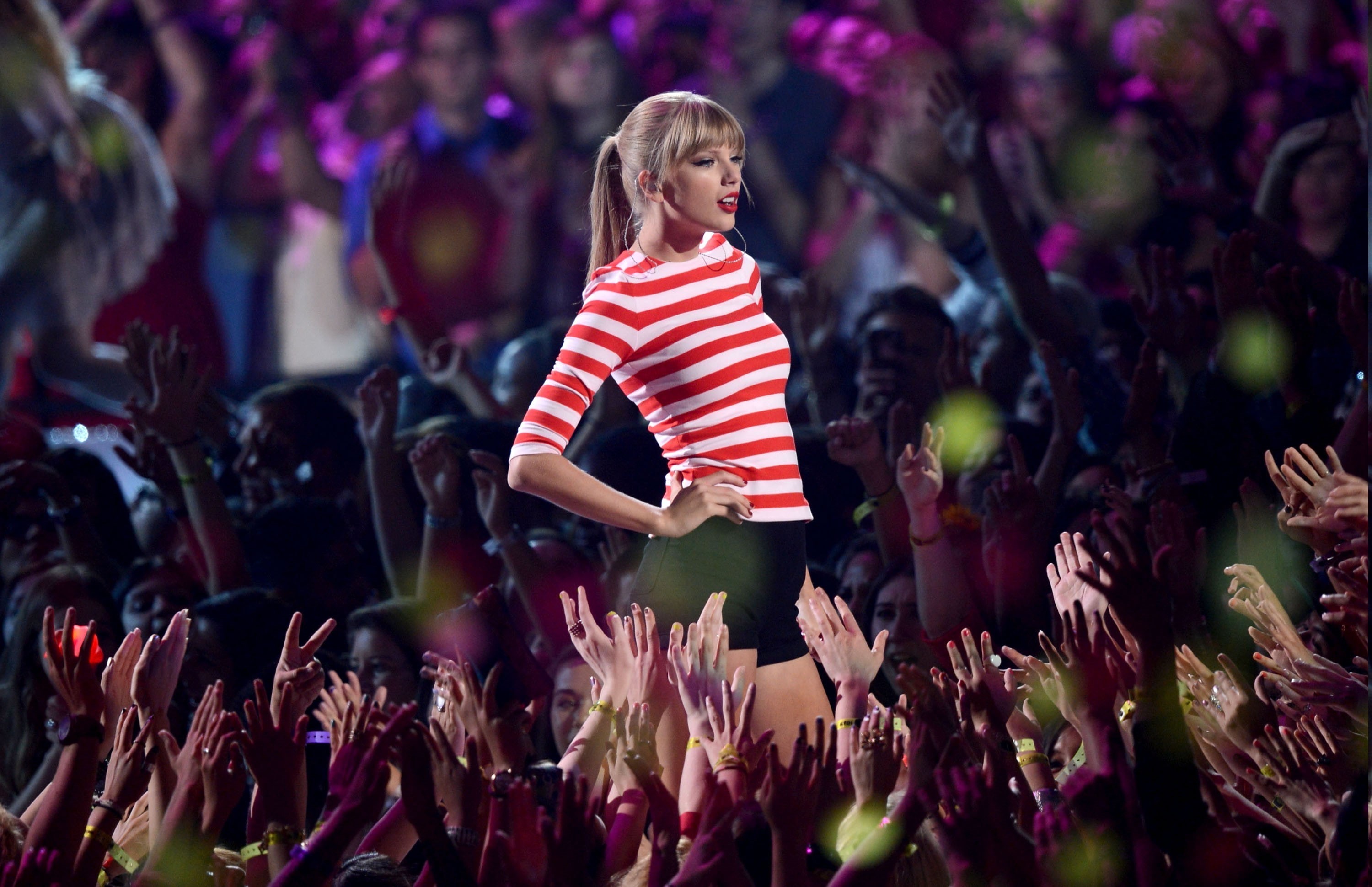event, audience, music festival, women, stage, happiness, enjoyment, lifestyles, crowd, arts culture and entertainment, emotion, performance, indoors, Taylor Swift, HD Wallpaper