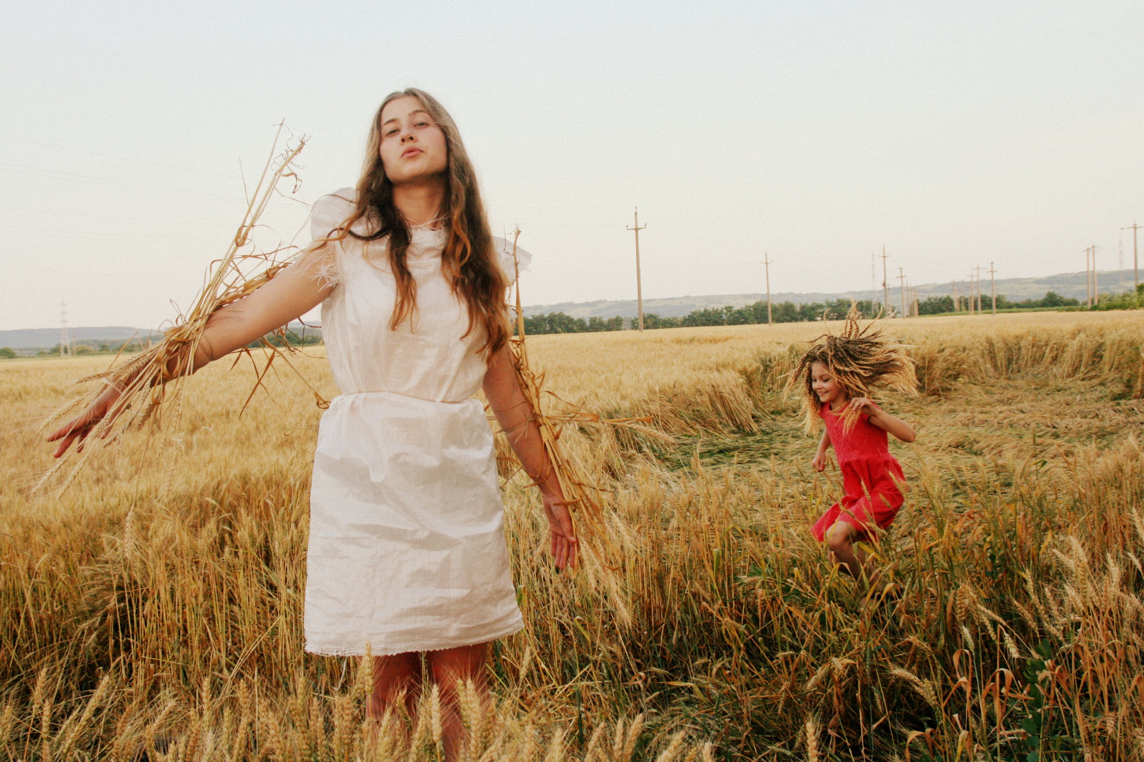 scarecrow, young adult, 4K, landscape, grass, women, outdoors, long hair, hair, land, crop, the wizard of oz, smiling, agriculture, casual clothing, plant, HD Wallpaper