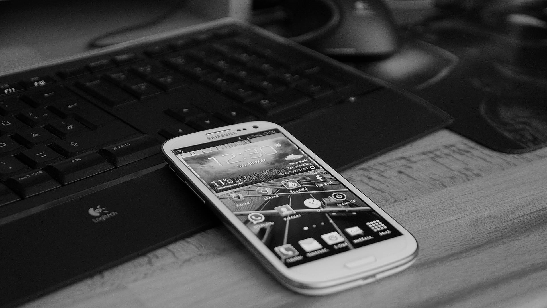 portable information device, no people, keyboard, connection, computer, high angle view, mobile phone, laptop, communication, table, s, wireless technology, HD Wallpaper
