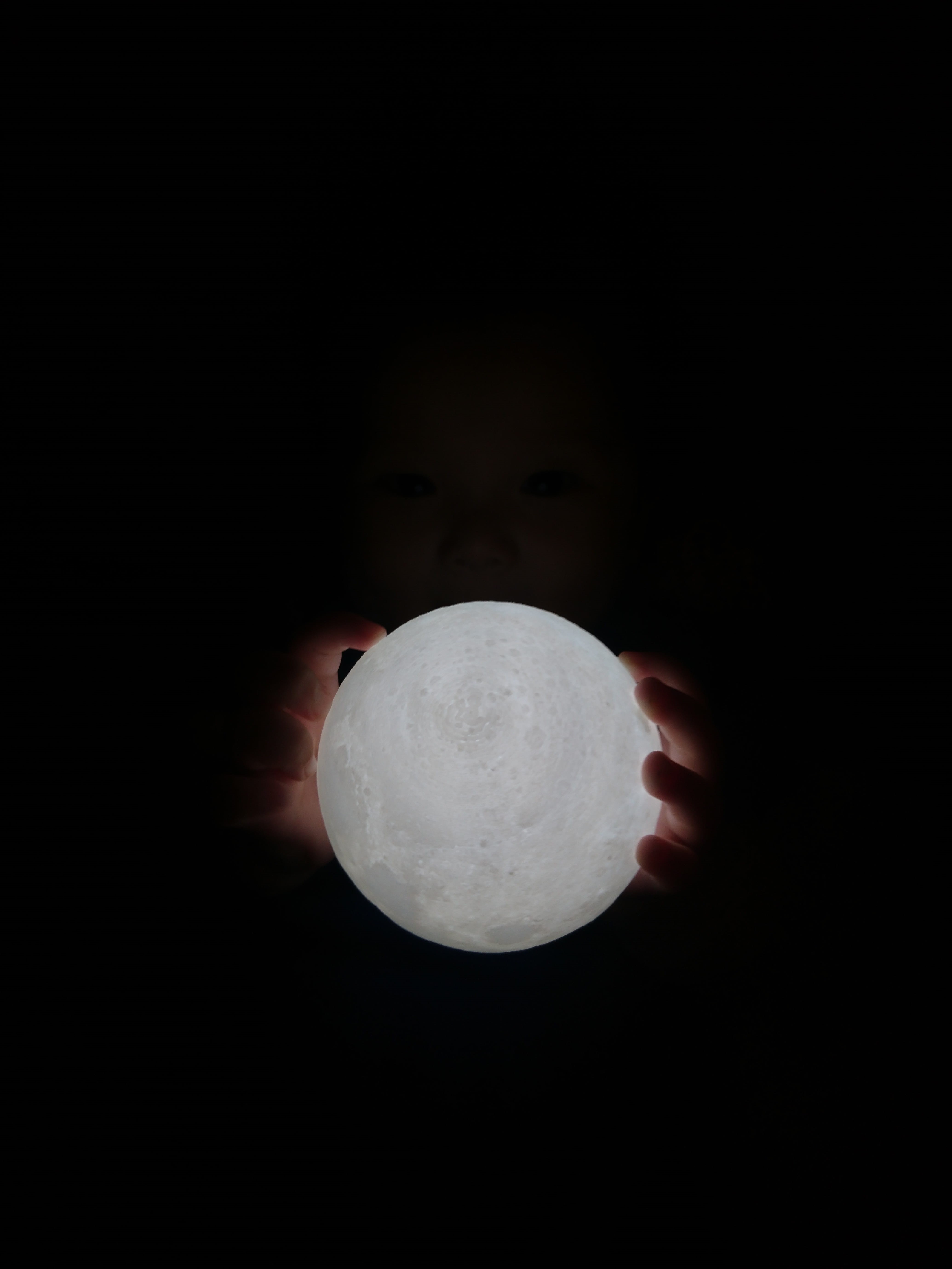 adult, black background, copy space, circle, holding, sphere, human face, mid-autumn festival, human hand, hand, human body part, men, lockscreen, Phone HD Wallpaper