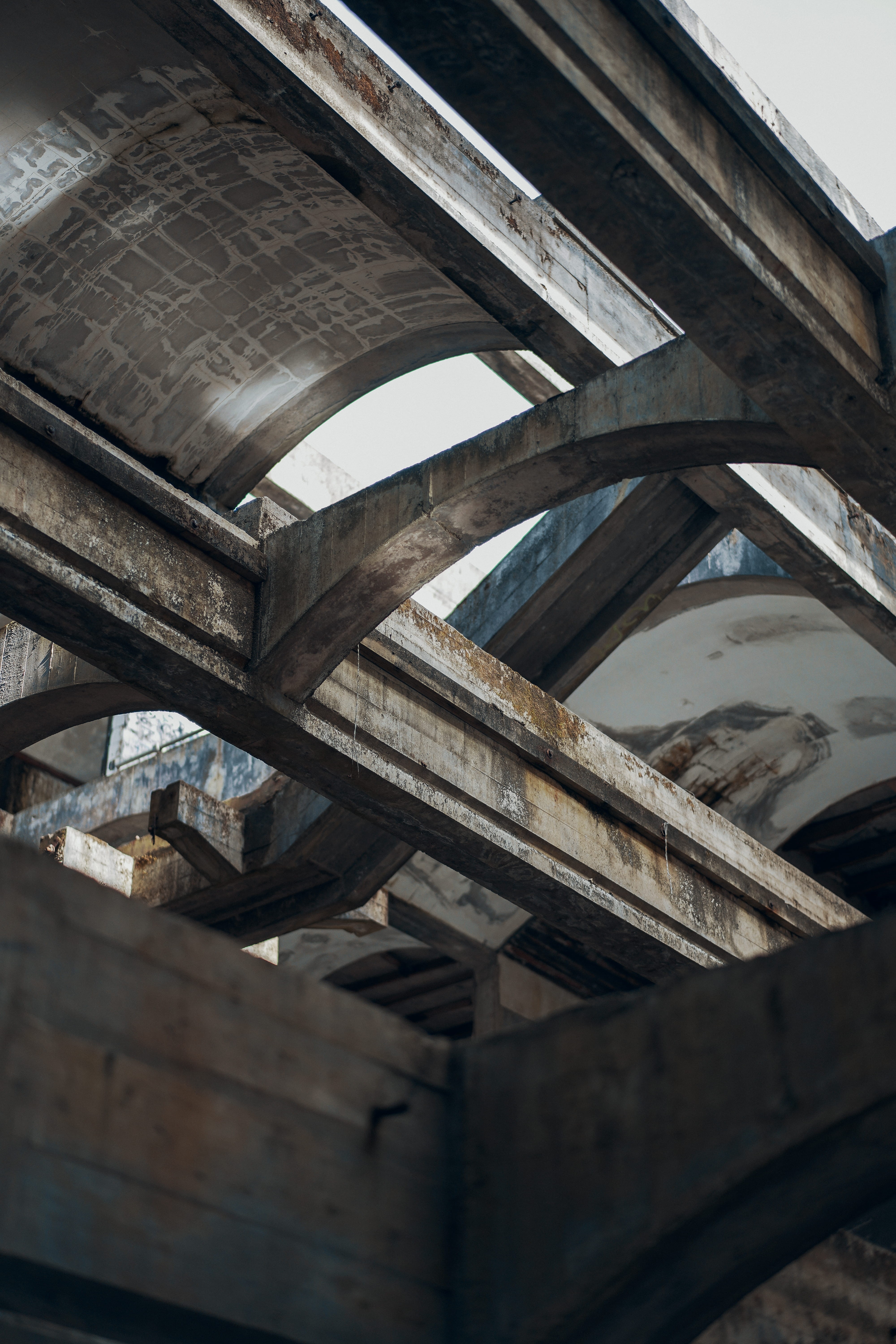 5K, brutalist, roof, ruined, desolate, ceiling, aging, glasgow, wood - material, way, skylight, scotland, bridge, day, decay, building, the past, connection, Phone HD Wallpaper