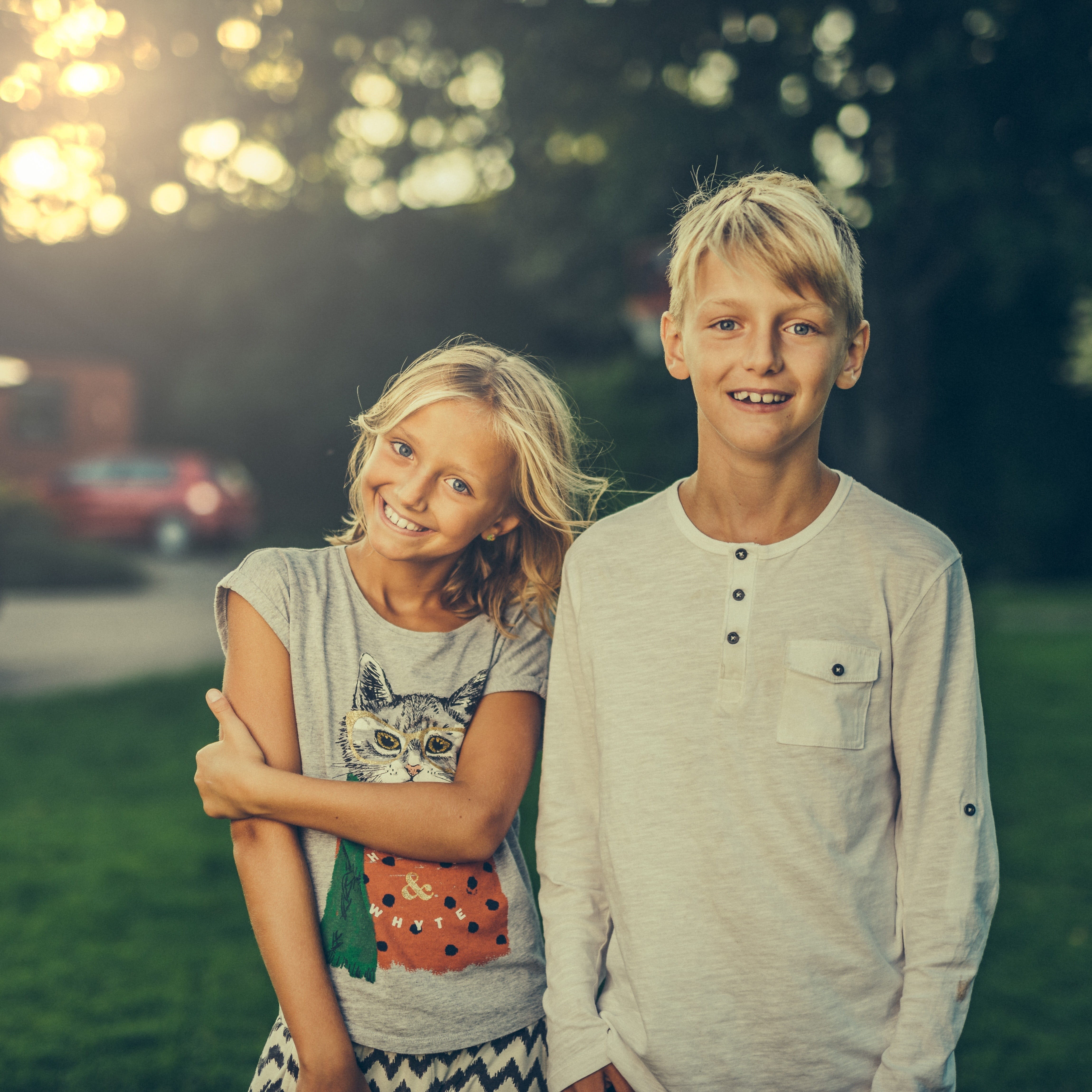 casual clothing, positive emotion, sister, 4K, park, bonding, affinity, two, summer, family, looking at camera, outdoor, child, love, girl, women, children, Phone HD Wallpaper