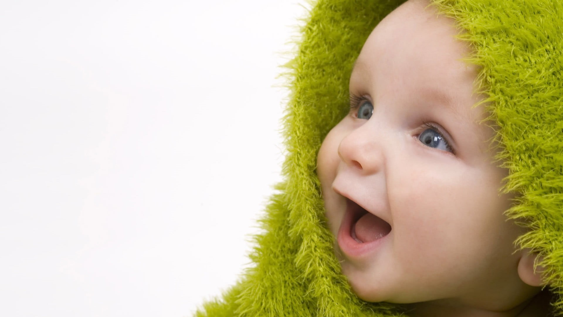 blue eyes, mouth open, studio shot, blanket, headshot, human body part, green, human face, looking, copy space, close-up, children, facial expression, body part, HD Wallpaper