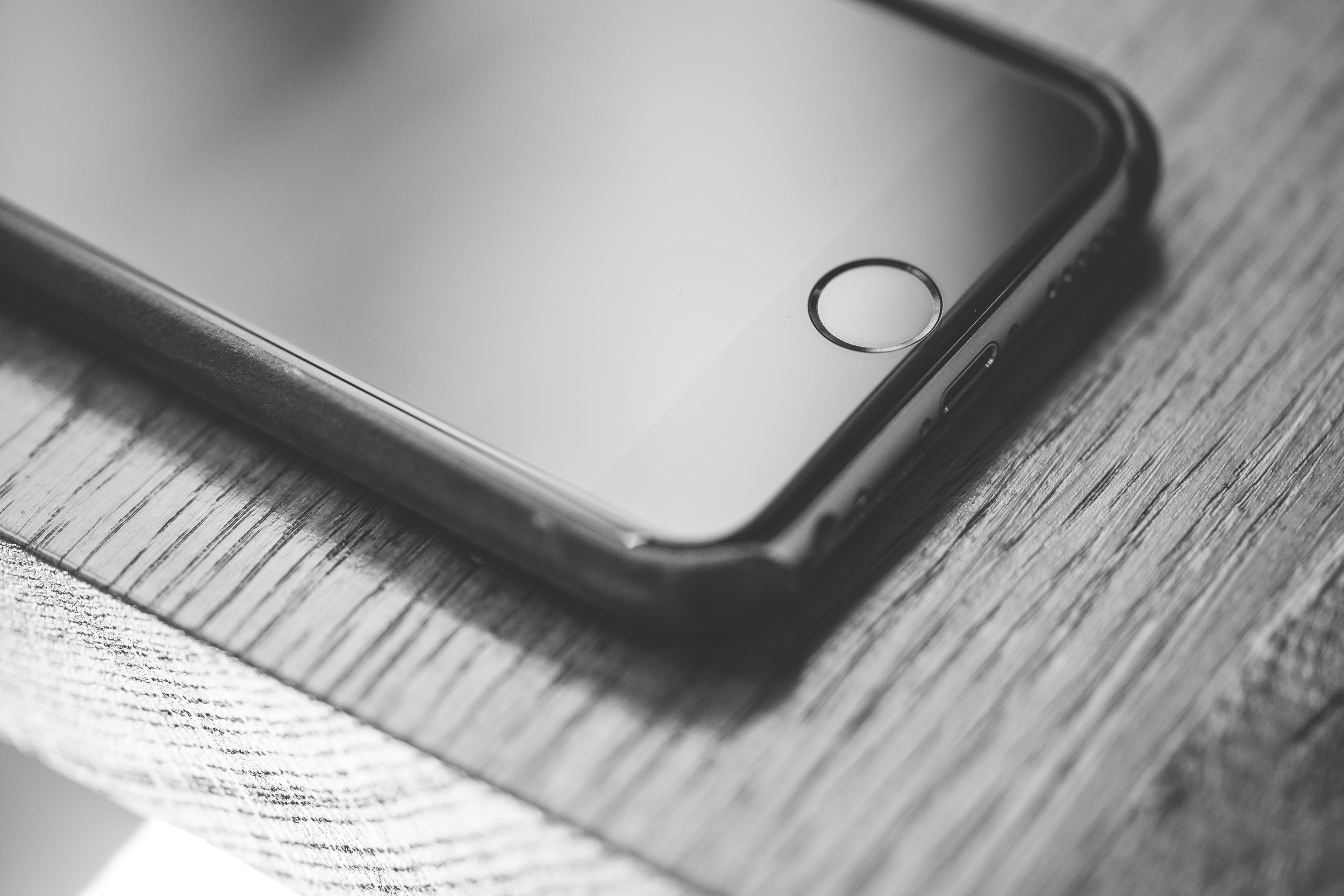 indoors, close, Home, iPhone, desk, heart shape, day, mobile Phone, 4K, communication, bw, smart Phone, black and white, Button, no People, telephone, HD Wallpaper