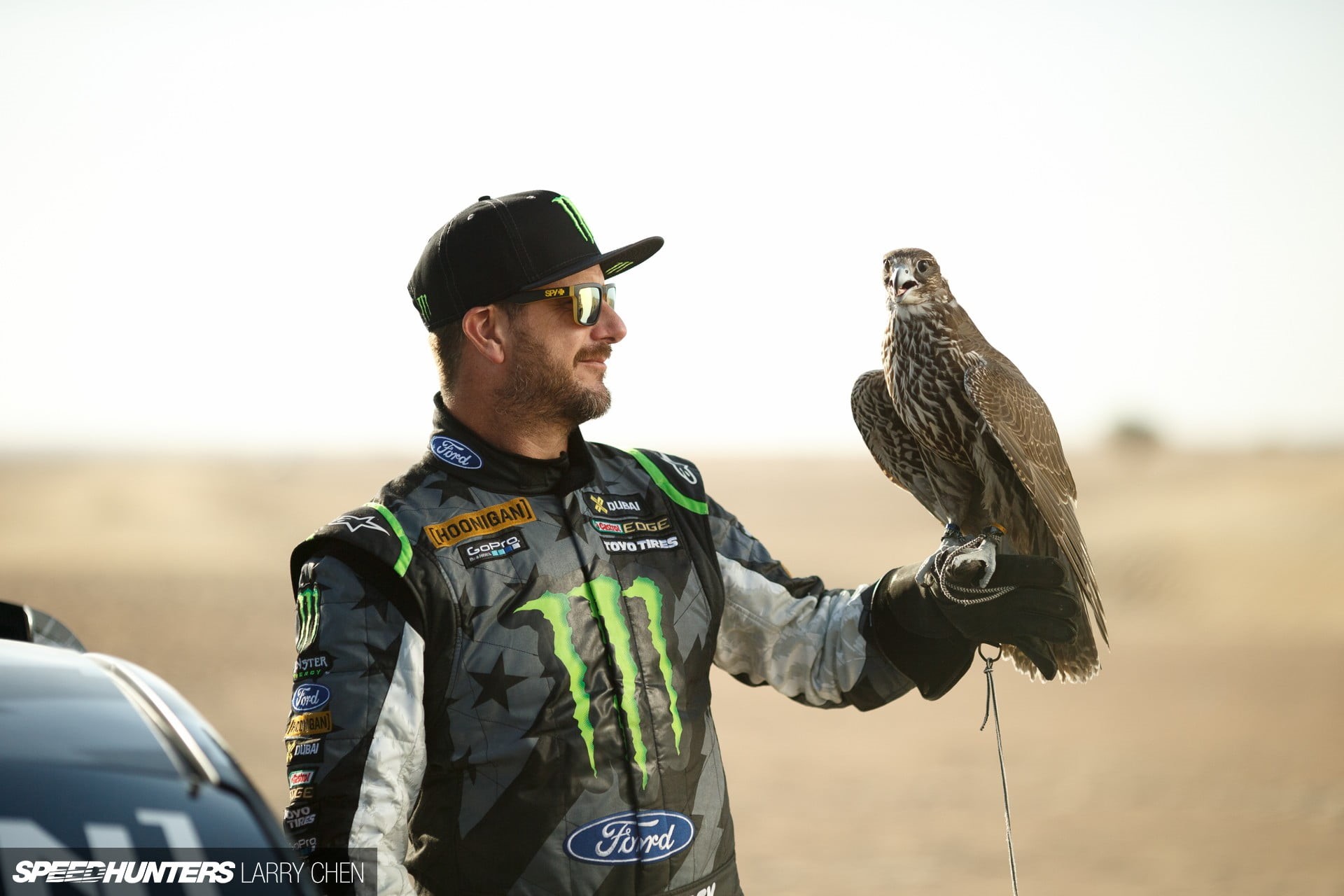 focus on foreground, animals in the wild, real people, men, looking, standing, Gymkhana, one person, bird, animal wildlife, vertebrate, outdoors, day, clothing, HD Wallpaper