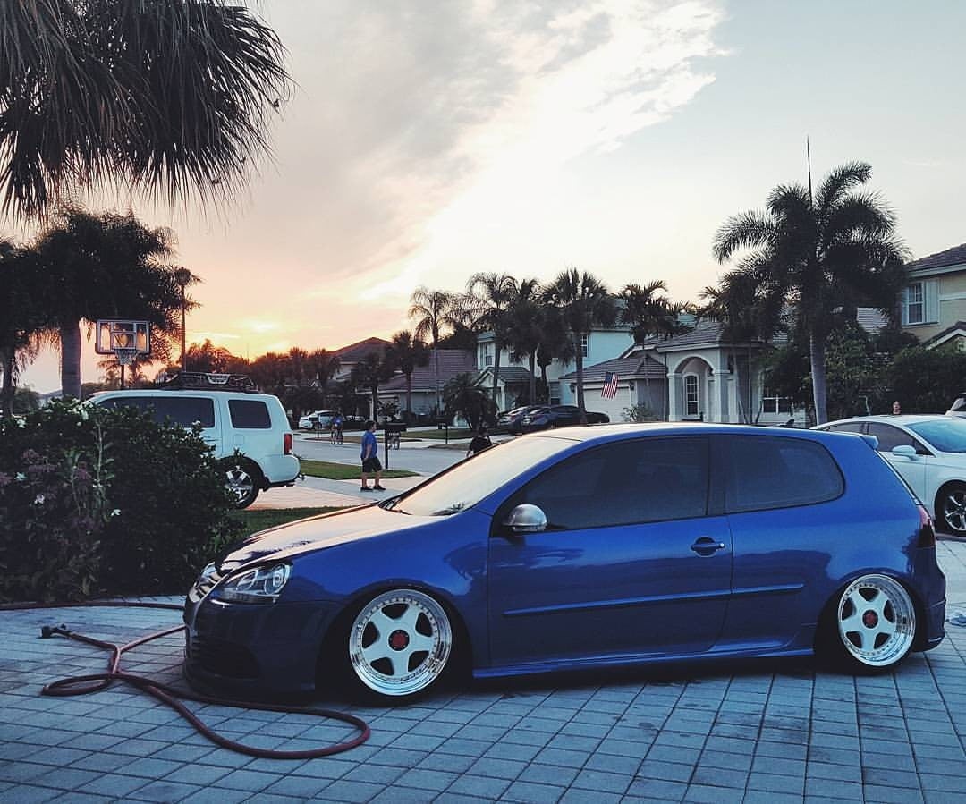 tree, cloud - sky, Stance, mode of transportation, door, retro styled, golf v, German cars, car, sunset, built structure, palm trees, blue cars, stationary, HD Wallpaper