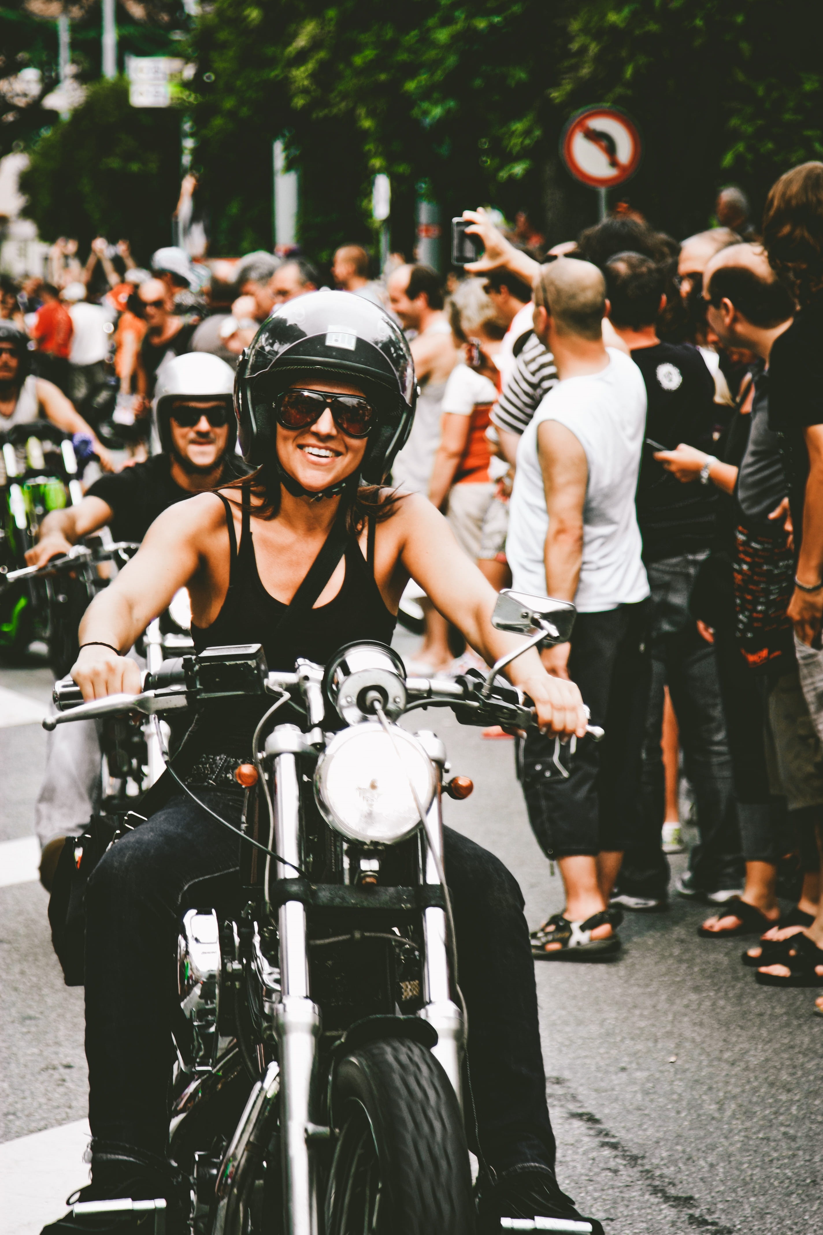 focus, biking, wear, audience, bicycle, wheel, smiling, road, lifestyles, parade, helmet, outdoors, transportation, street, crowd, female, ride, chopper, Phone HD Wallpaper