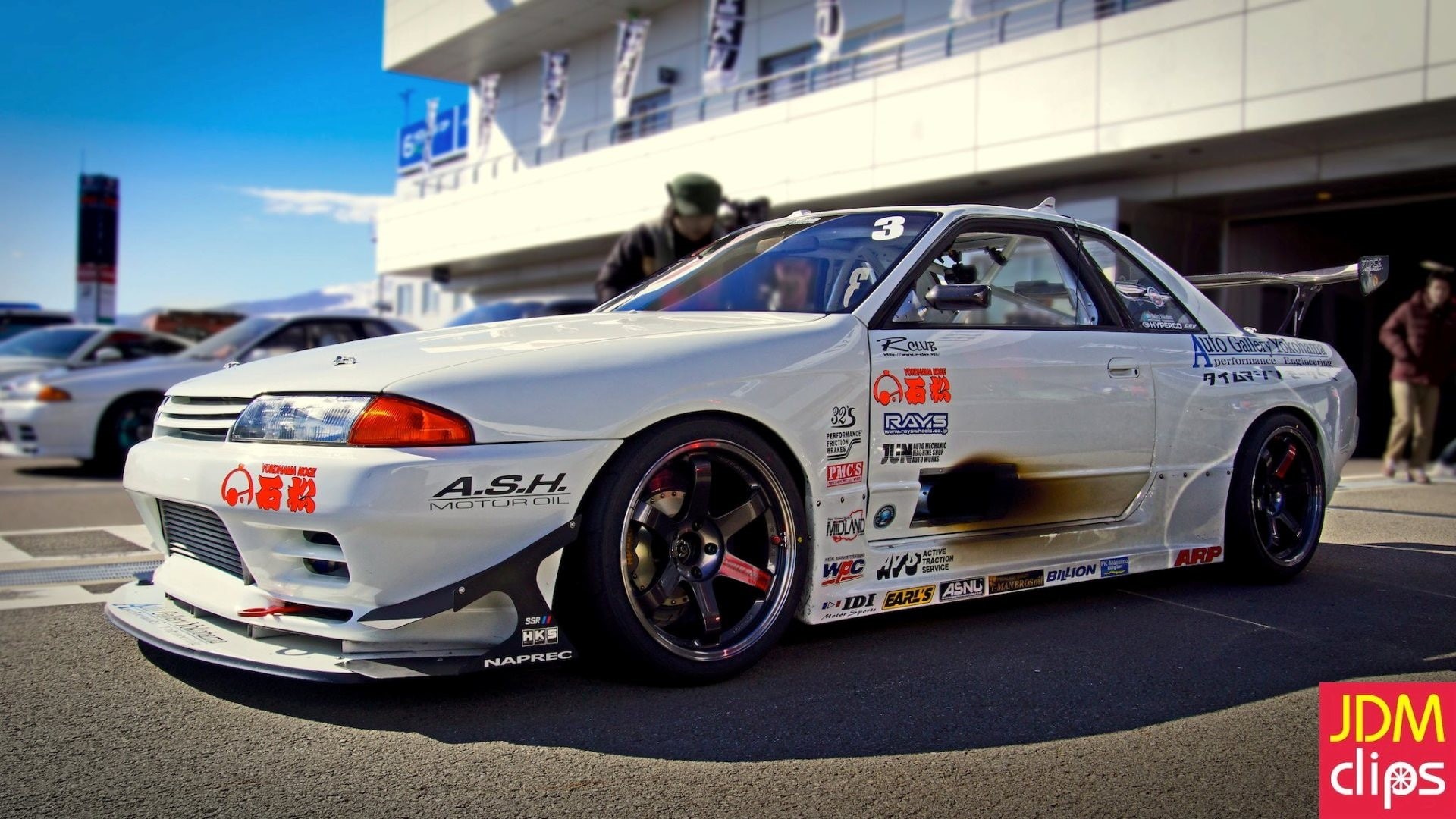 communication, speed, motion, road, motor racing track, 1080P, Nissan Skyline GT-R R-32, architecture, white cars, day, street, track and field, sign, HD Wallpaper