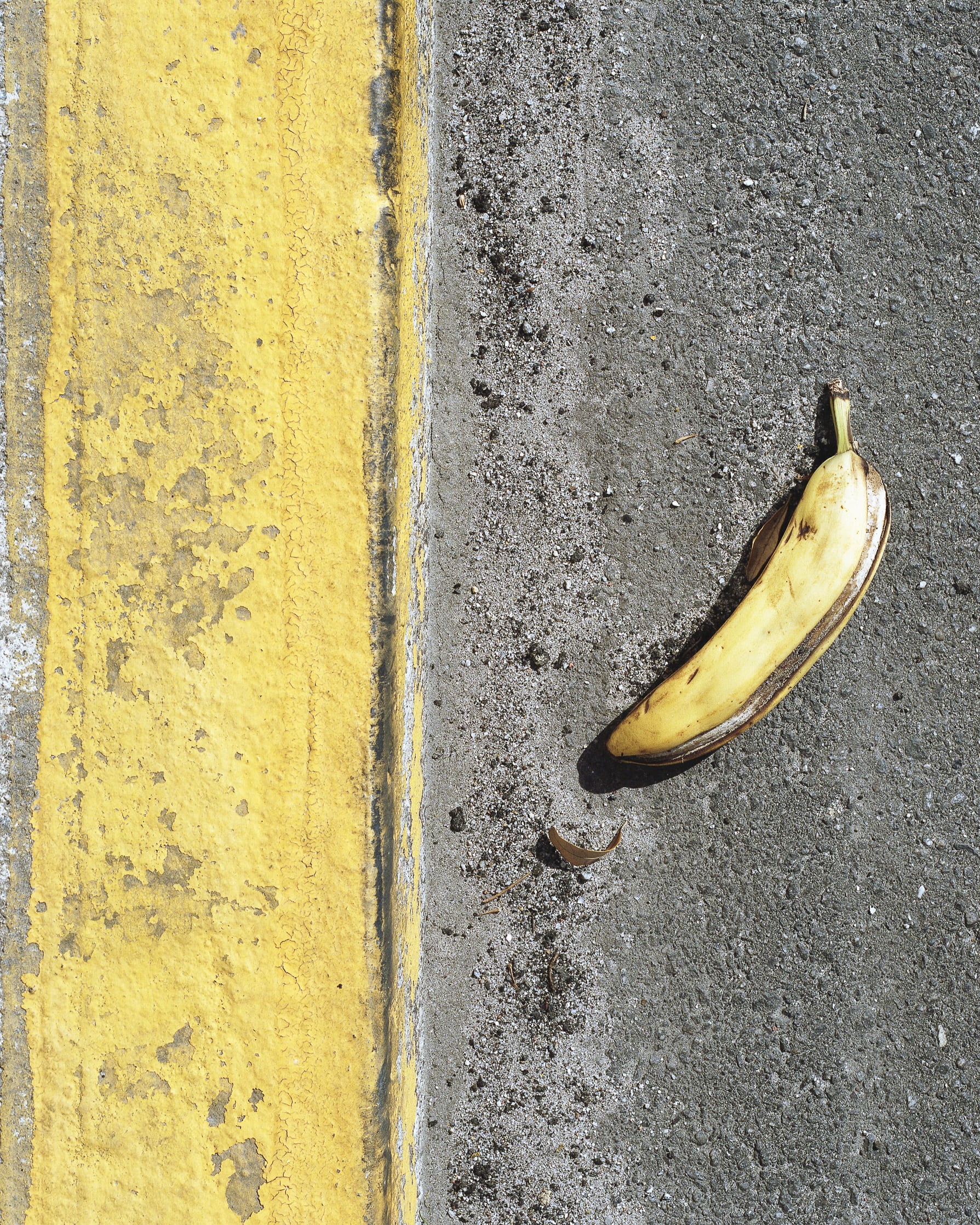 healthy eating, day, gray, road, transportation, concrete, ripe, 1080P, banana, asphalt, outside, high angle view, yellow, food and drink, careless, daytime, Phone HD Wallpaper