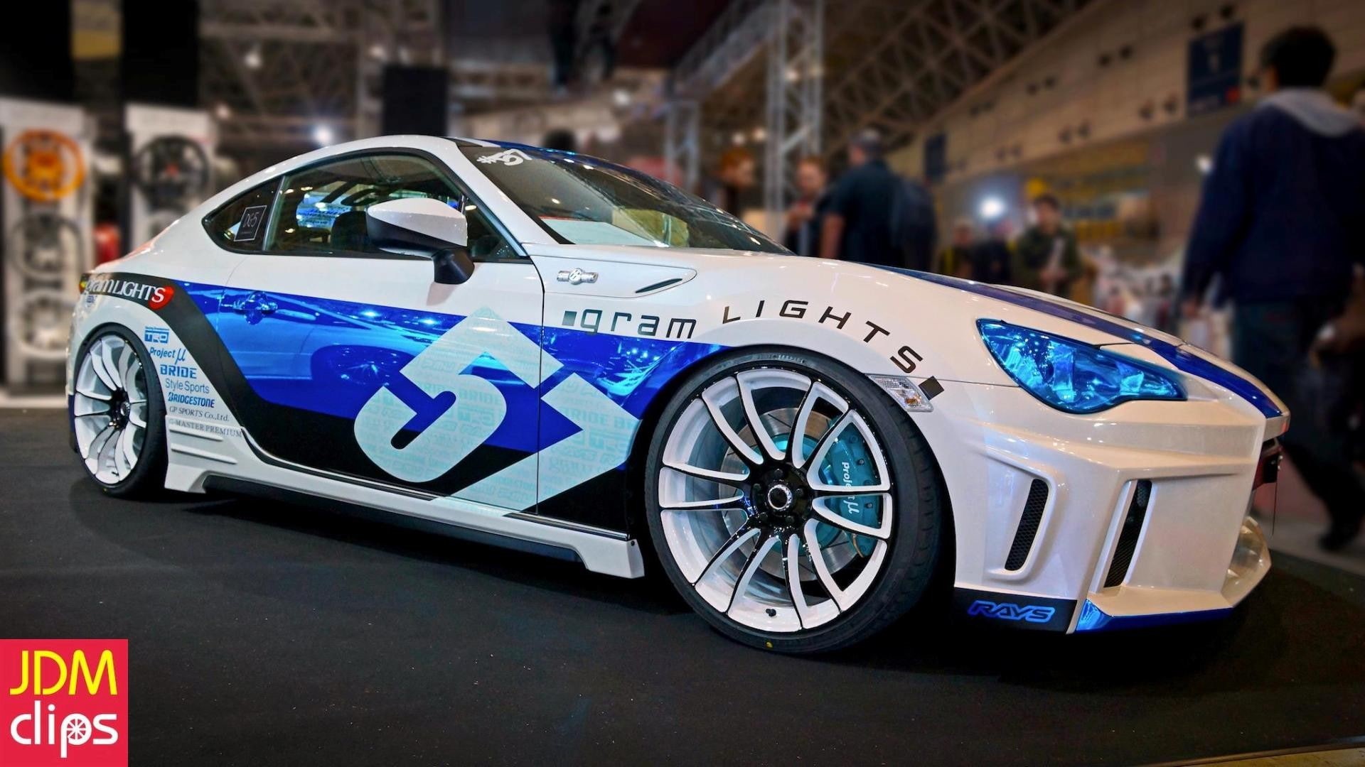 outdoors, Toyota, luxury, flag, government, blue, focus on foreground, city, 1080P, street, car, police car, architecture, JDM, land vehicle, incidental people, HD Wallpaper