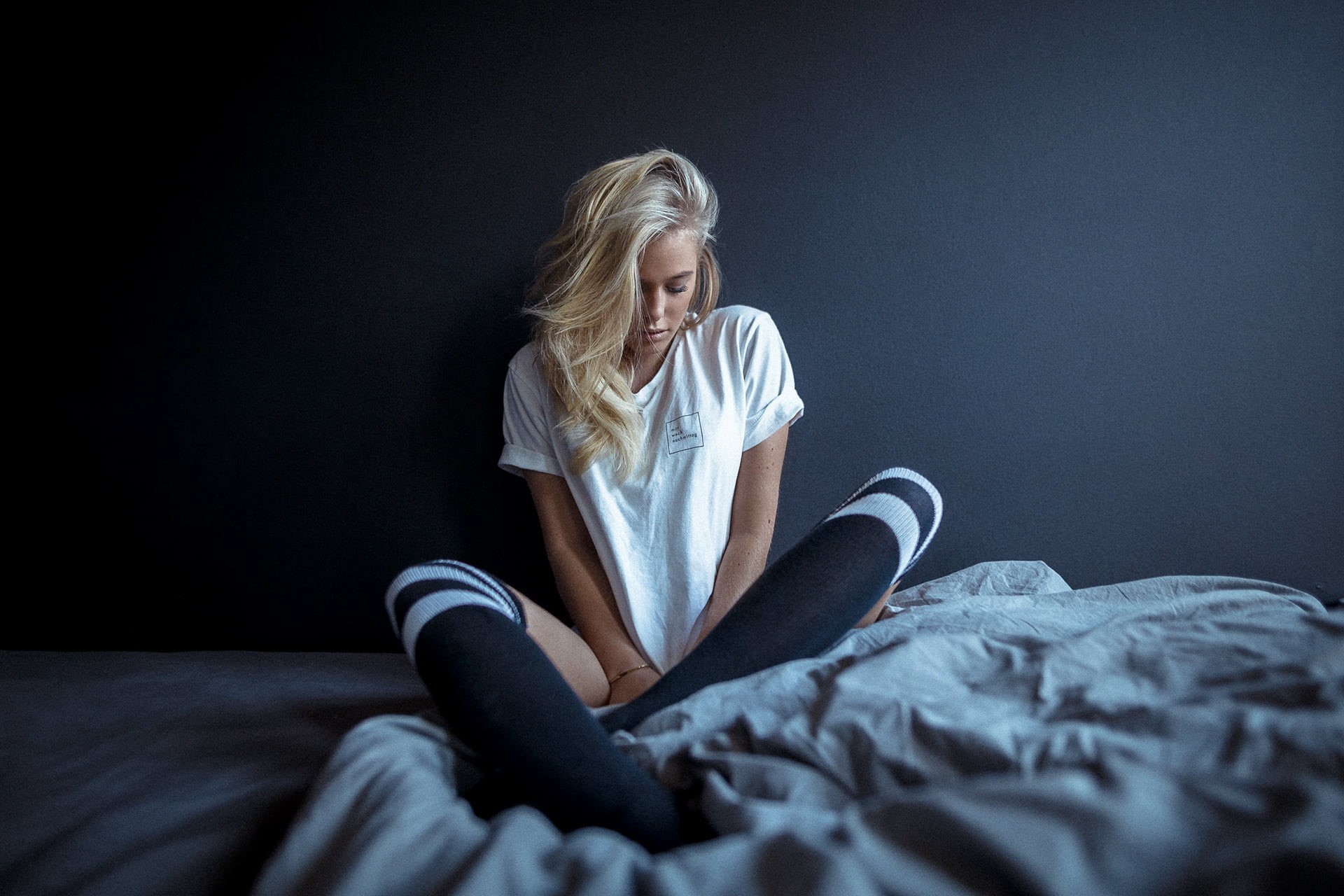 hair, women, indoors, beautiful woman, shirt, bed, bedroom, furniture, knee-highs, long hair, white, 1080P, hairstyle, T-shirt, blonde, model, relaxation, HD Wallpaper