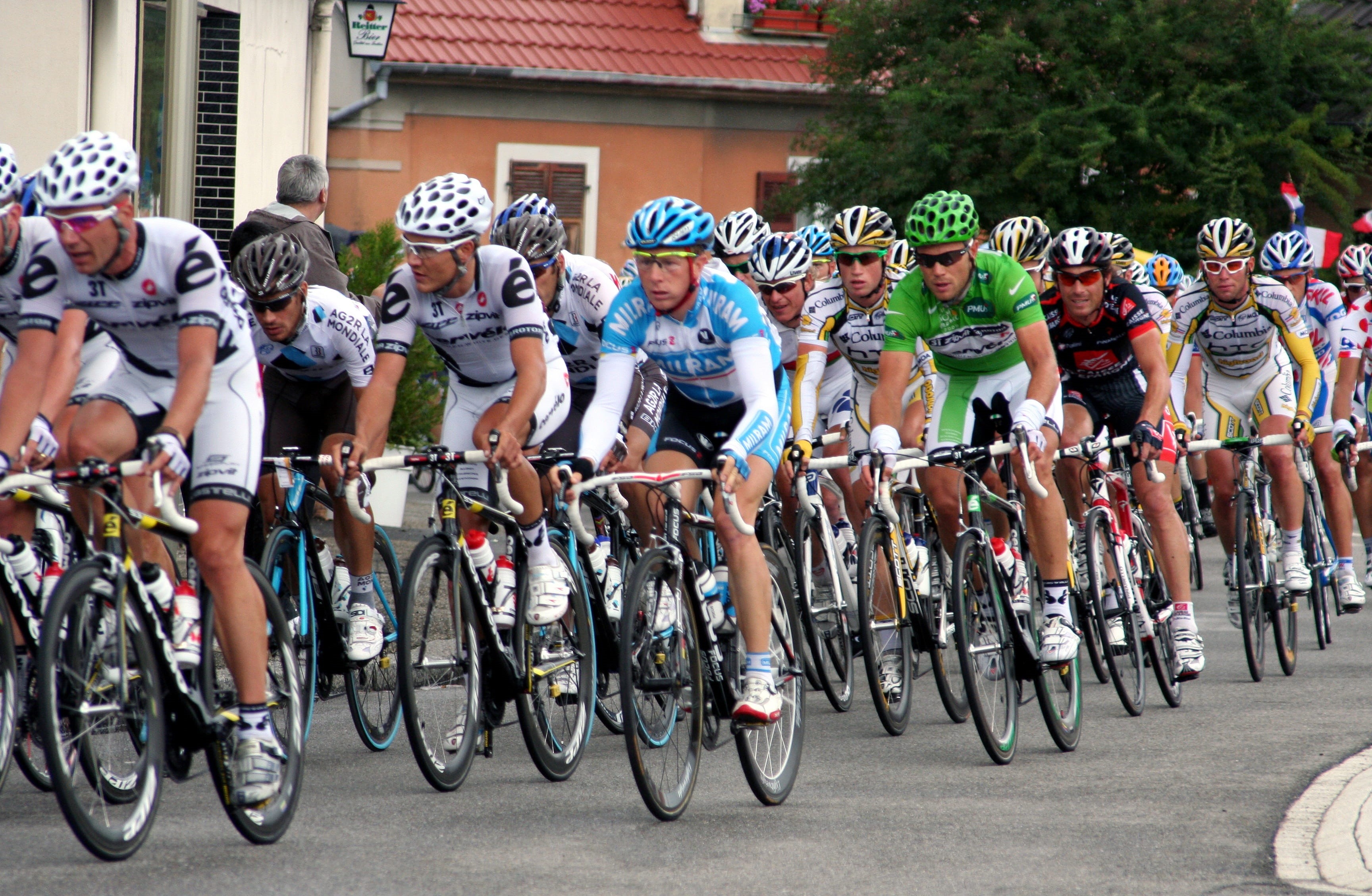 Cyclists, men, Helmet, lifestyles, crowd, cycling, Tour De France, people, riding, city, 2K, mode of transportation, street, sport, activity, land vehicle, HD Wallpaper