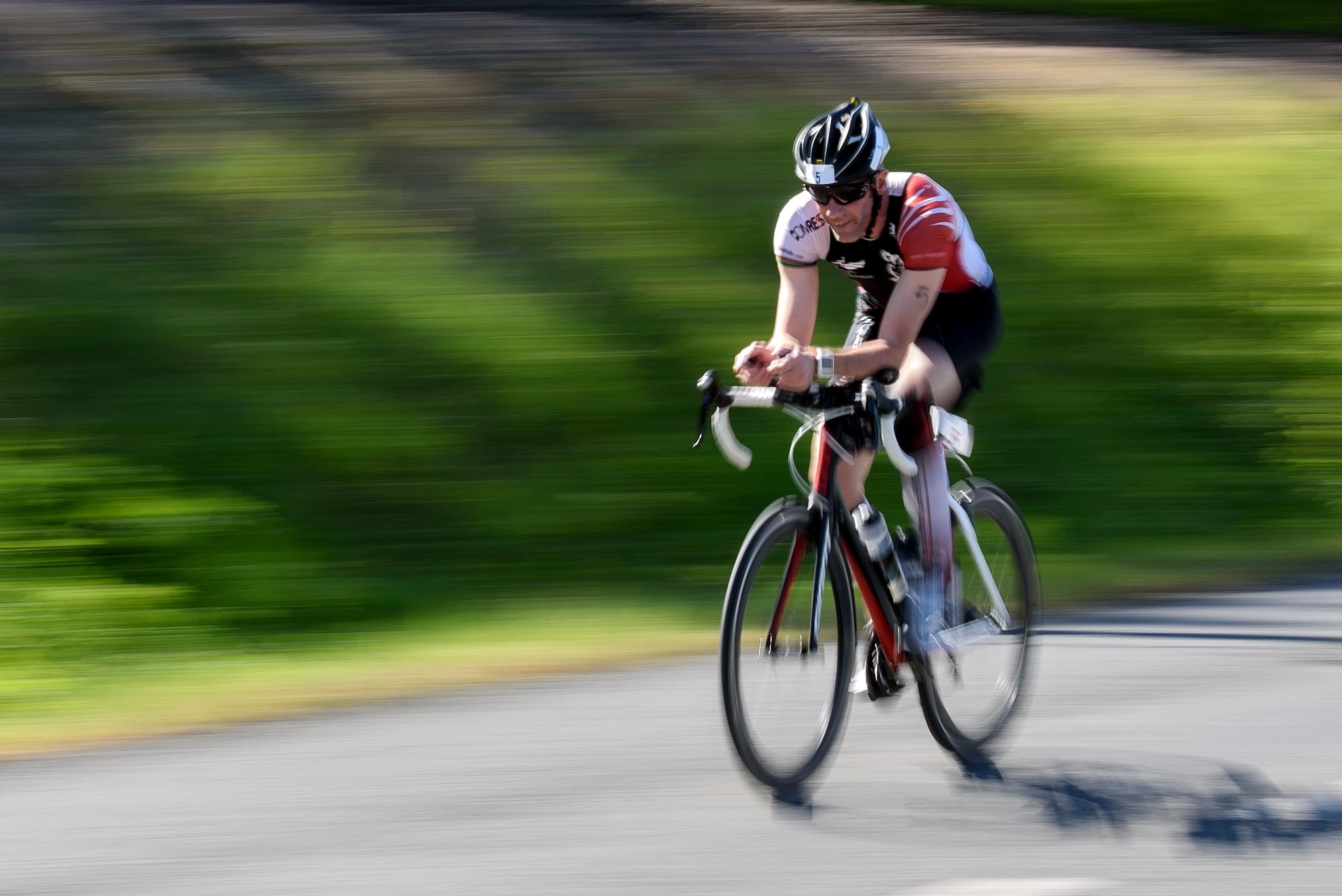 on road, cyclist, bike, action, filé, sport, Straße, panning, blurred Motion, 1080P, dyatime, man, green grass, Spun, outdoors, beside, riding, exercising, HD Wallpaper