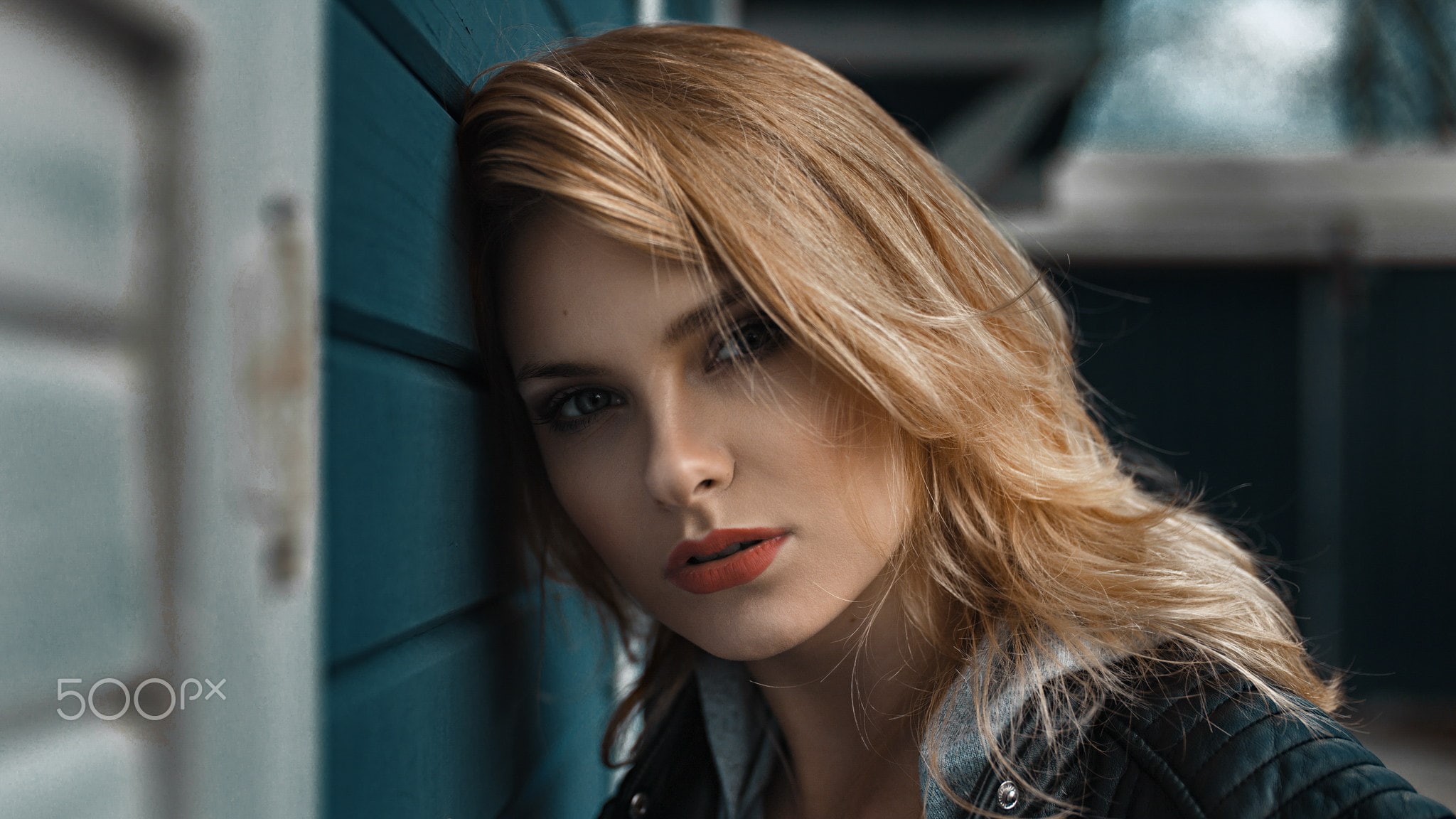 500px, beautiful woman, 1080P, looking at viewer, one person, close-up, Carla Sonre, contemplation, hair, young adult, blonde, focus on foreground, women, HD Wallpaper