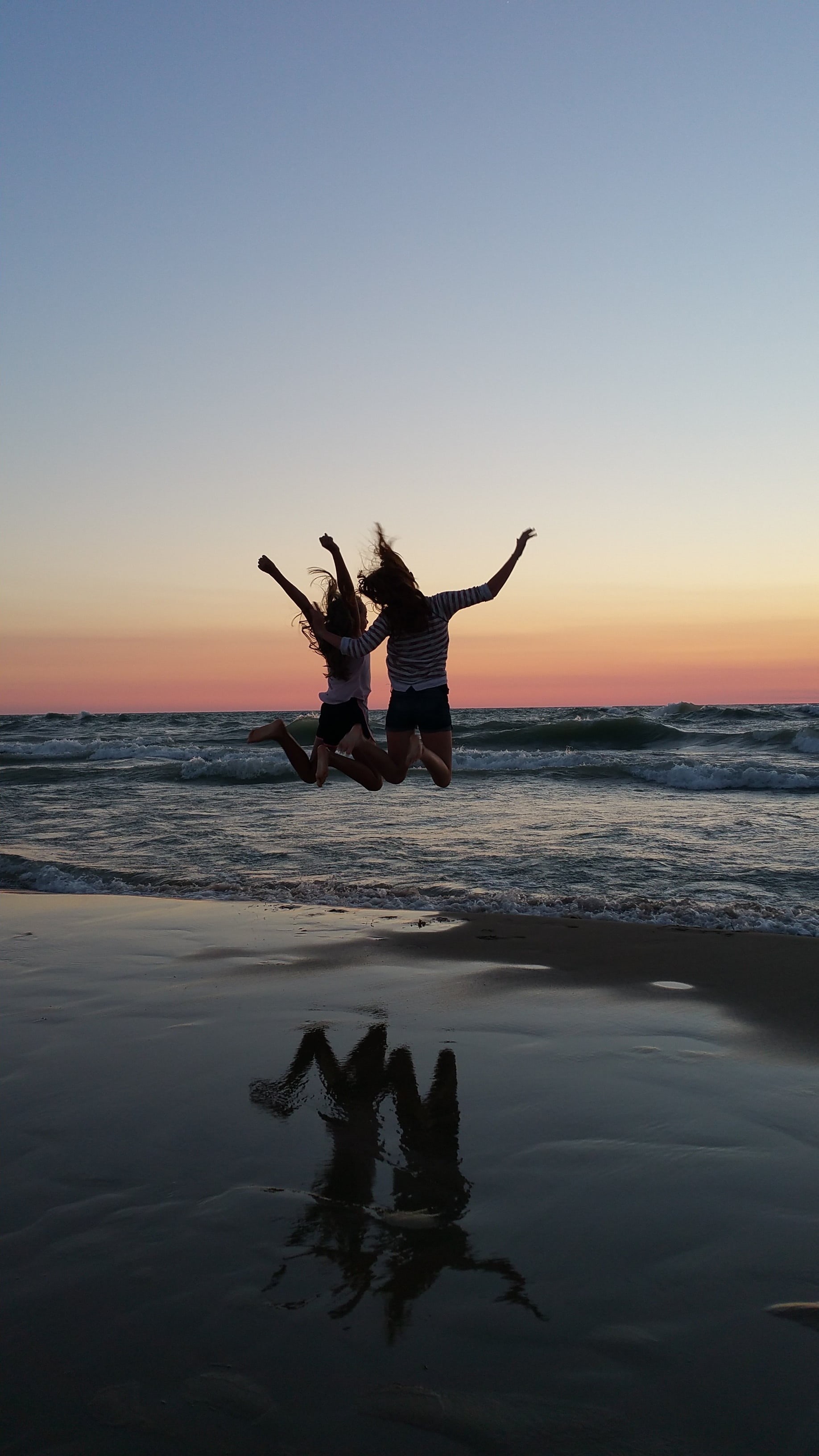 beauty in nature, sunset, jumping, leisure activity, cheer, seashore, people, two, horizon, 2K, clear sky, horizon over water, sea, lifestyles, real people, Phone HD Wallpaper