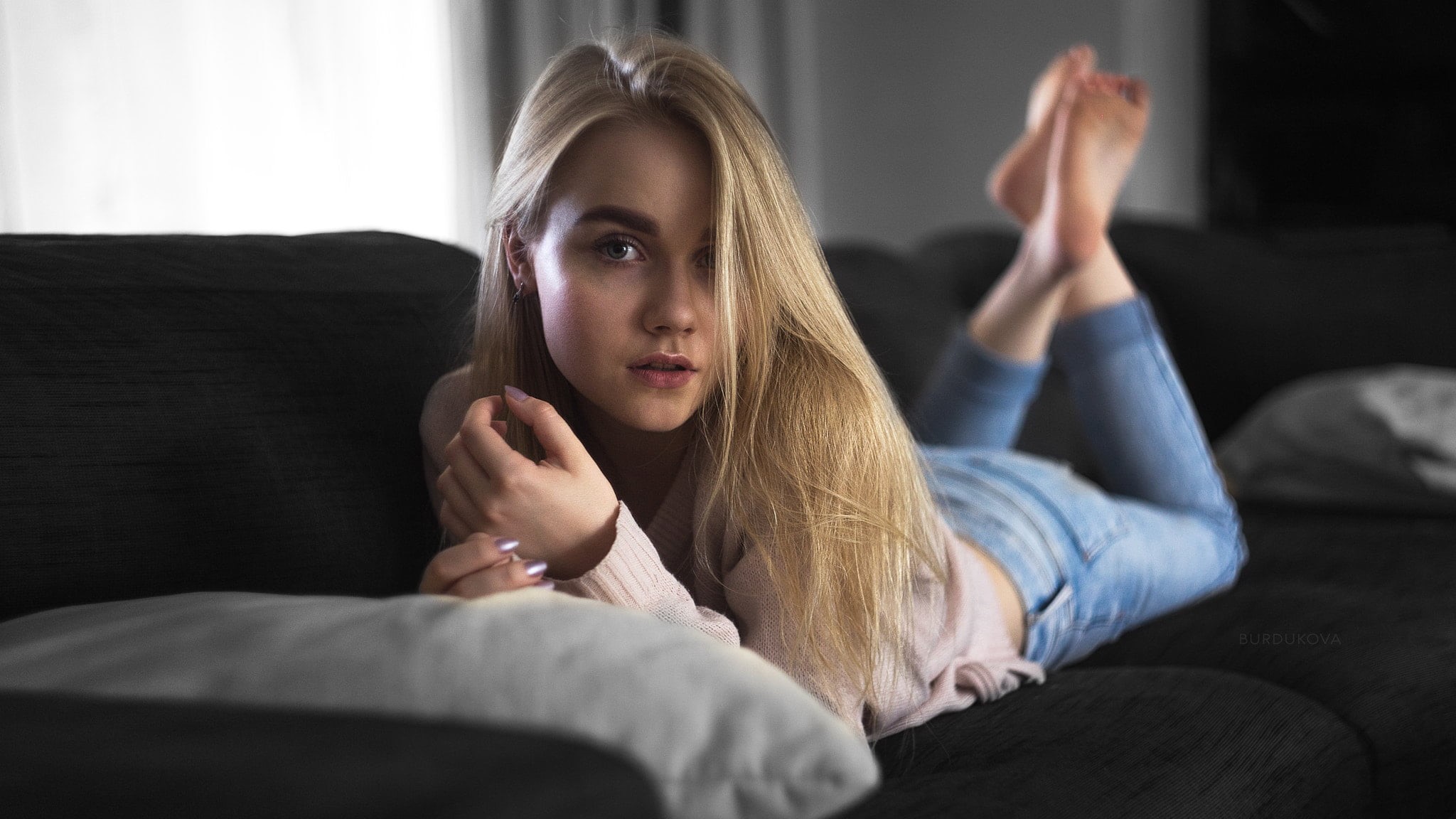 young women, women, young adult, lifestyles, lying on front, watching tv, blonde, hand, jeans, denim, couch, furniture, blue eyes, 1080P, beautiful woman, HD Wallpaper