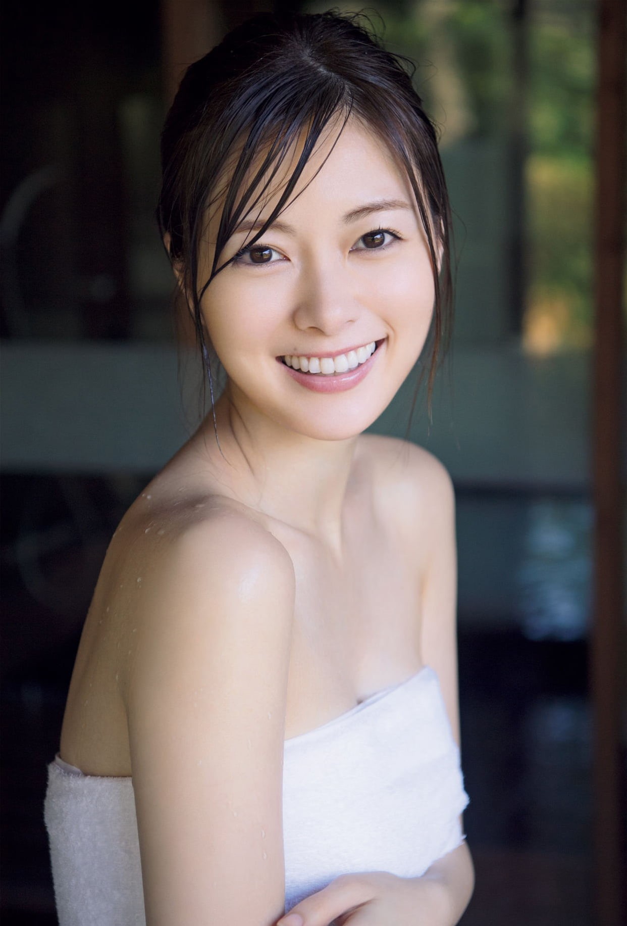cheerful, beauty, model, Mai Shiraishi, emotion, outdoors, 720P, beautiful people, strapless, swimming pool, focus on foreground, women, brown hair, Asian, Phone HD Wallpaper