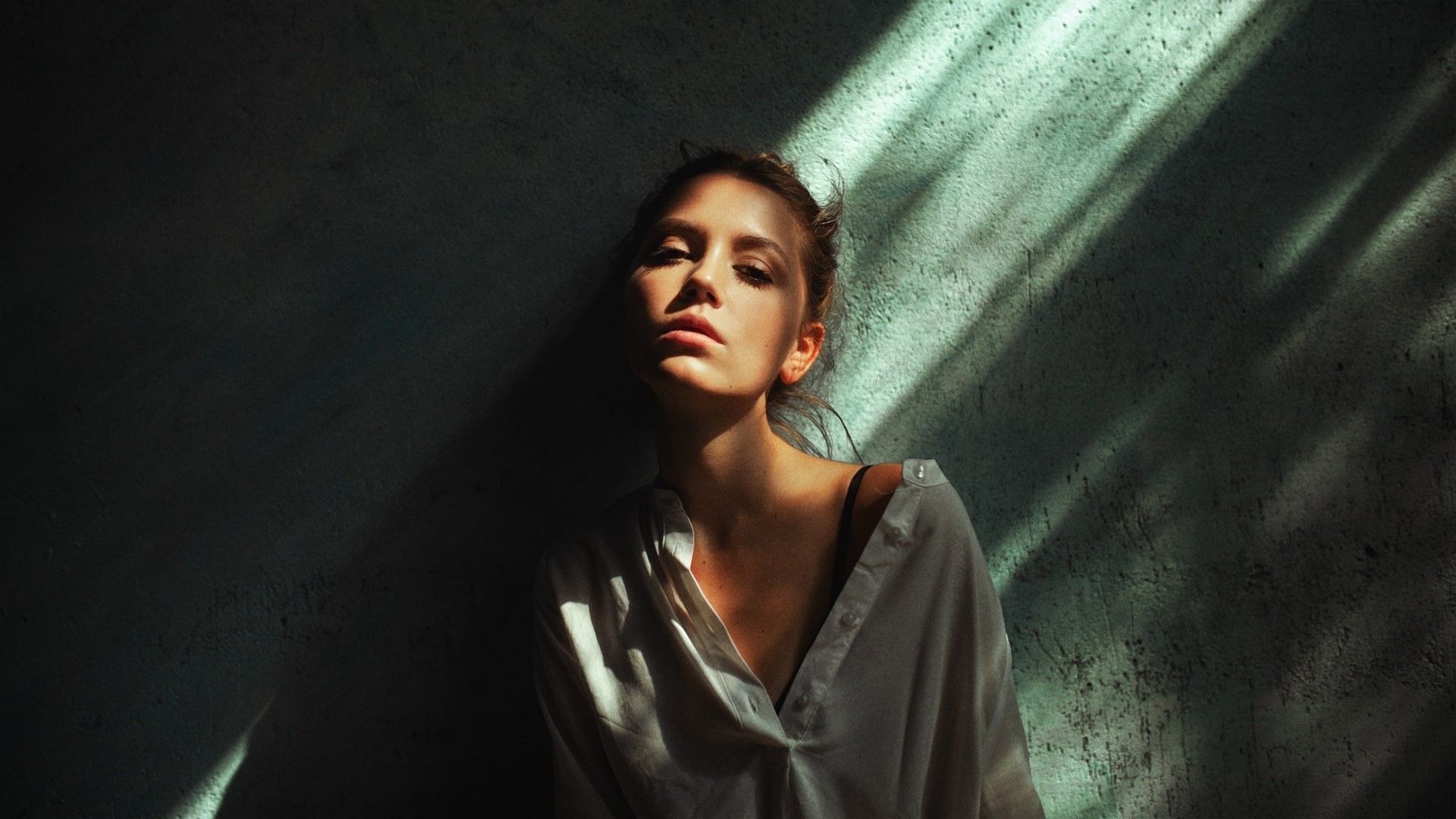 Ksenia Kokoreva, looking at camera, human face, front view, fashion, 1080P, indoors, contemplation, adult, women, beautiful people, model, teenager, one person, HD Wallpaper