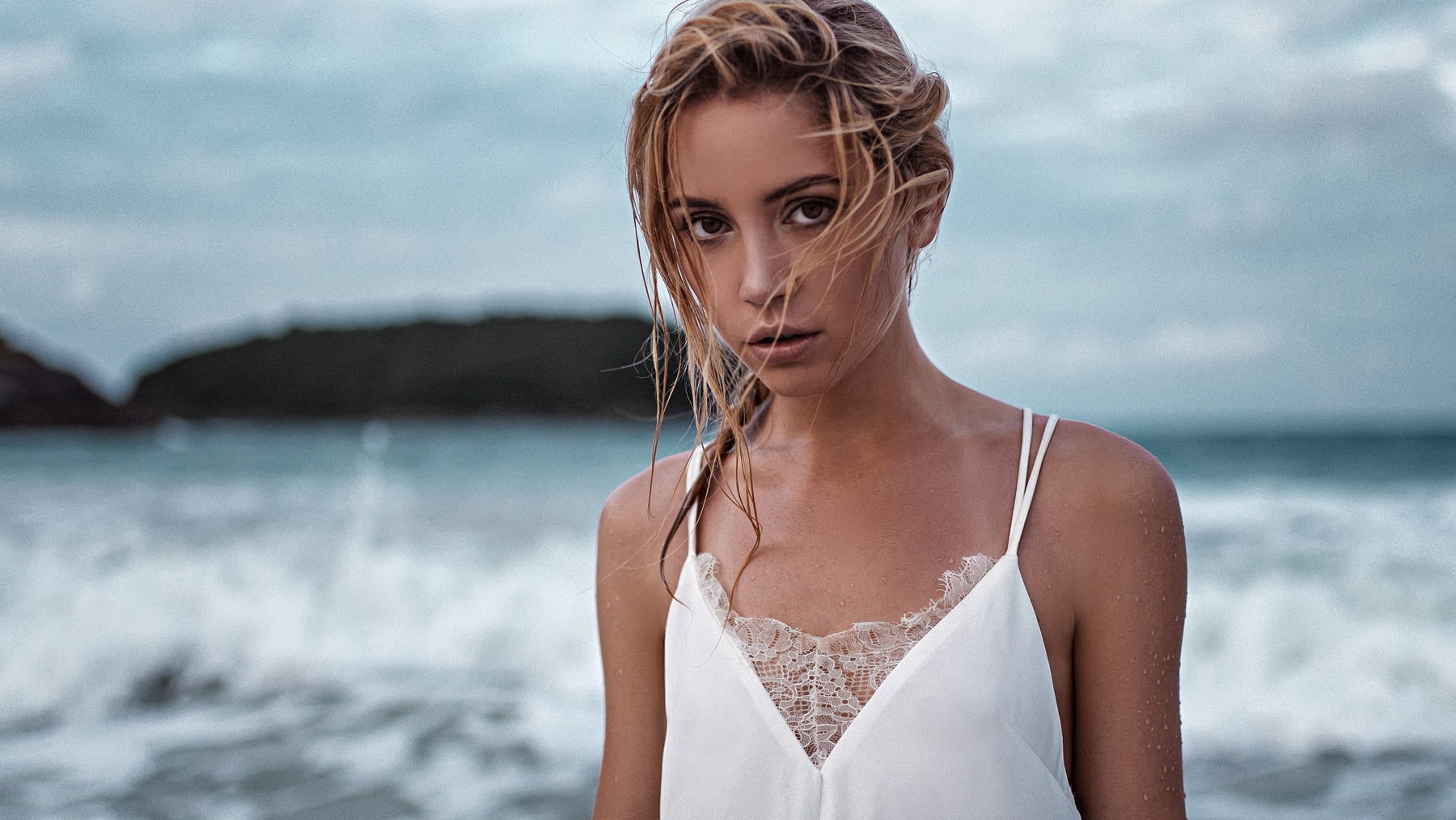 outdoors, sea, Yuriy Lyamin, Ksenia Kokoreva, tanned, portrait, wet hair, bokeh, focus on foreground, looking at camera, 720P, young adult, water, contemplation, HD Wallpaper