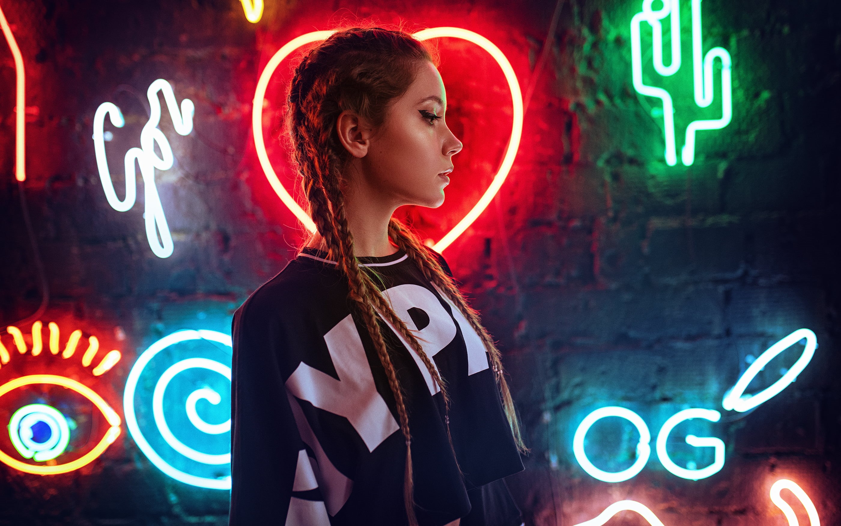neon glow, Ksenia Kokoreva, braids, makeup, brunette, women, sportwear, long hair, Yuriy Lyamin, 2K, eyeliner, HD Wallpaper