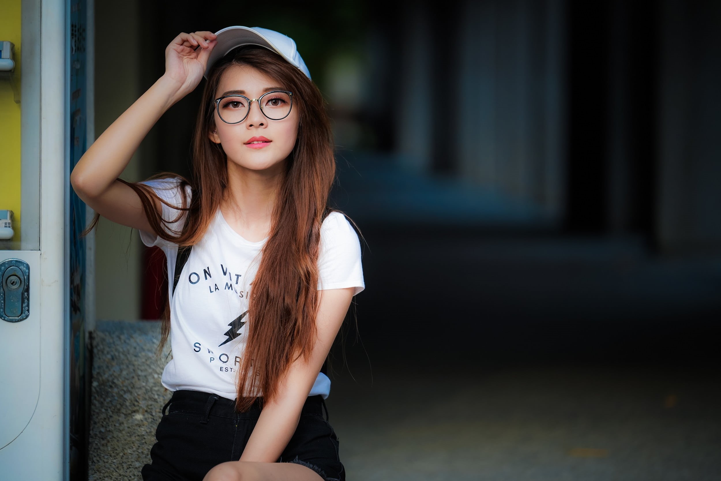 looking at viewer, lifestyles, depth of field, casual clothing, one person, fake glasses, T-shirt, teenager, hair, beauty, young women, looking at camera, HD Wallpaper