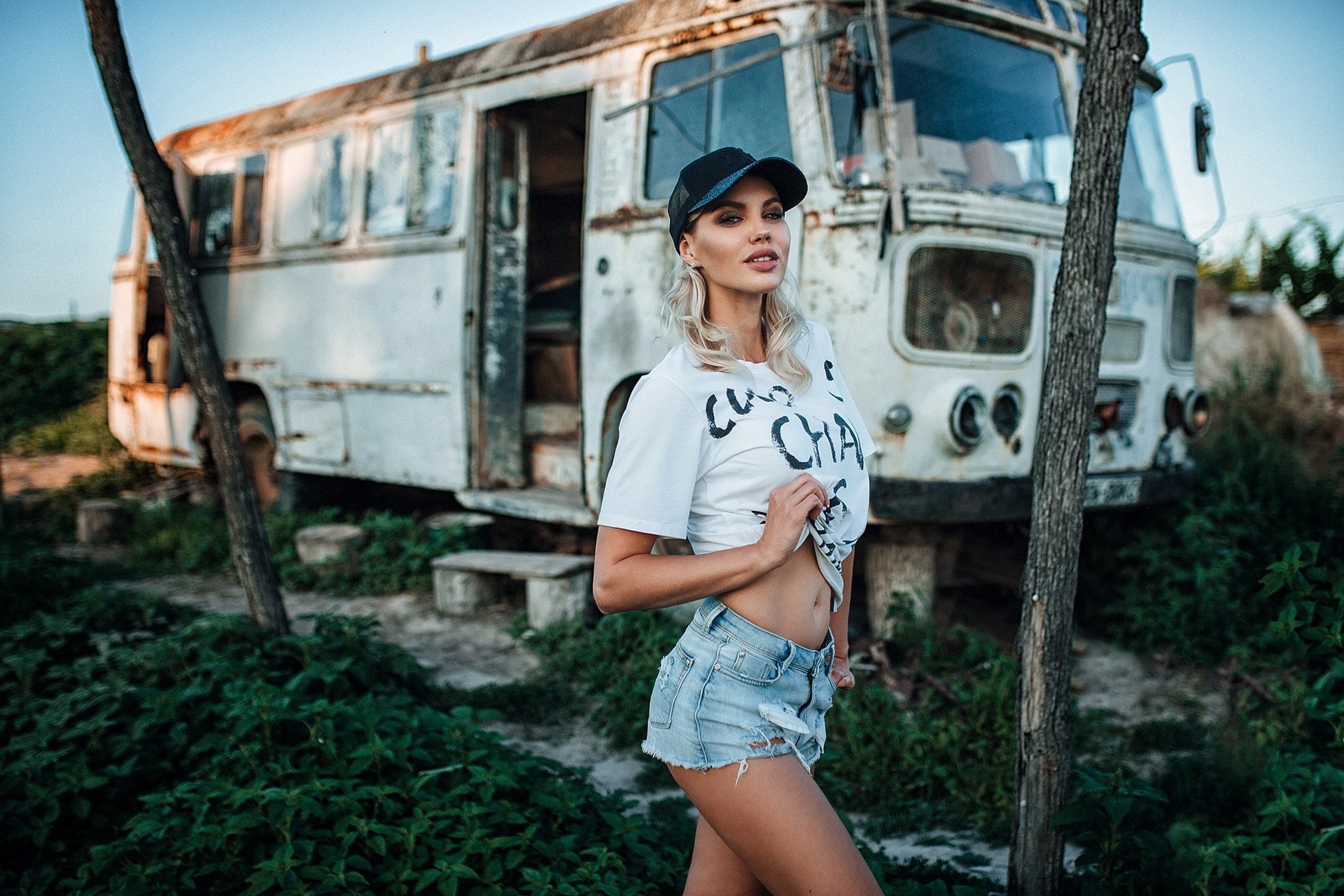 built structure, shorts, standing, casual clothing, tanned, young women, three quarter length, architecture, fashion, belly, lifestyles, women, T-shirt, HD Wallpaper
