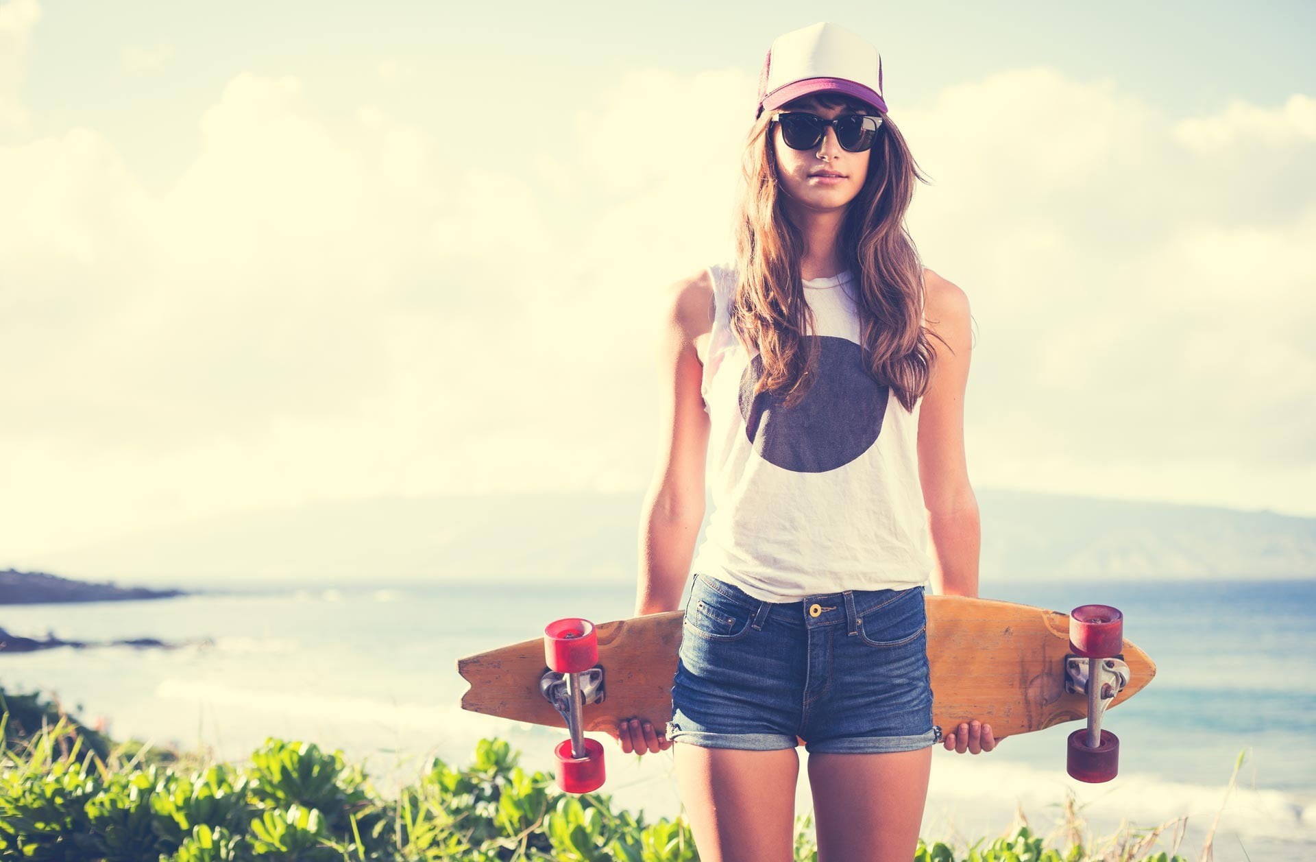 young women, beautiful woman, glasses, 1080P, baseball caps, jean shorts, brunette, outdoors, young adult, nature, sunglasses, happiness, hairstyle, blonde, HD Wallpaper